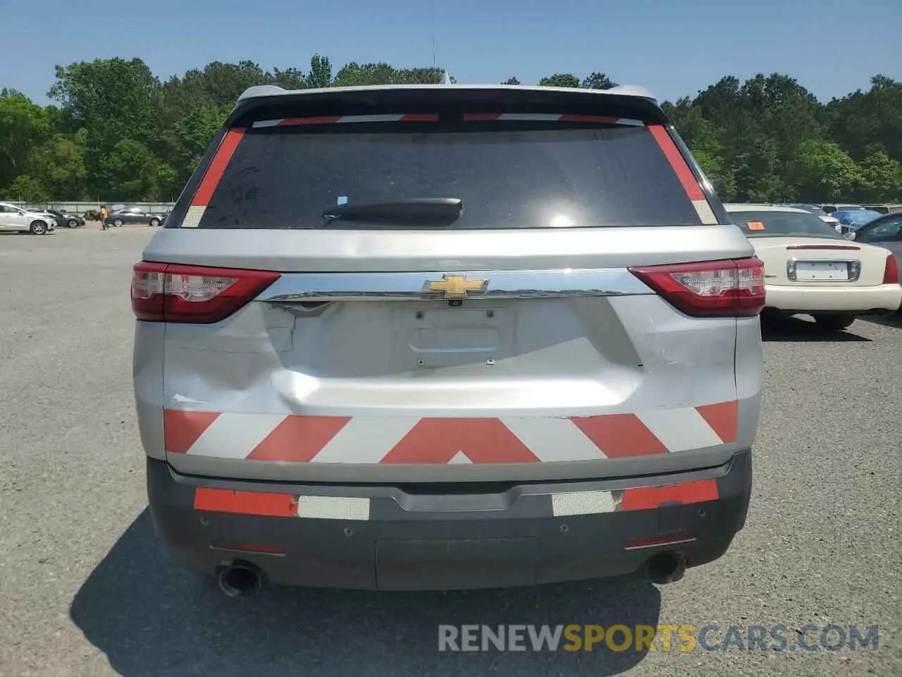 6 Photograph of a damaged car 1GNEVMKW0LJ191652 CHEVROLET TRAVERSE 2020