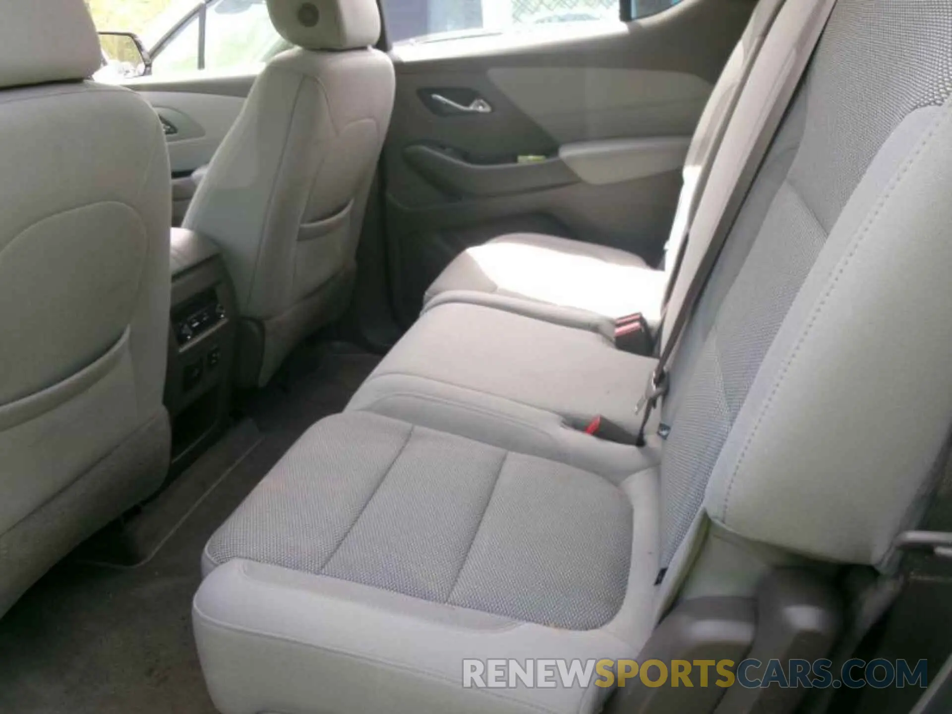 24 Photograph of a damaged car 1GNEVMKW0LJ232345 CHEVROLET TRAVERSE 2020