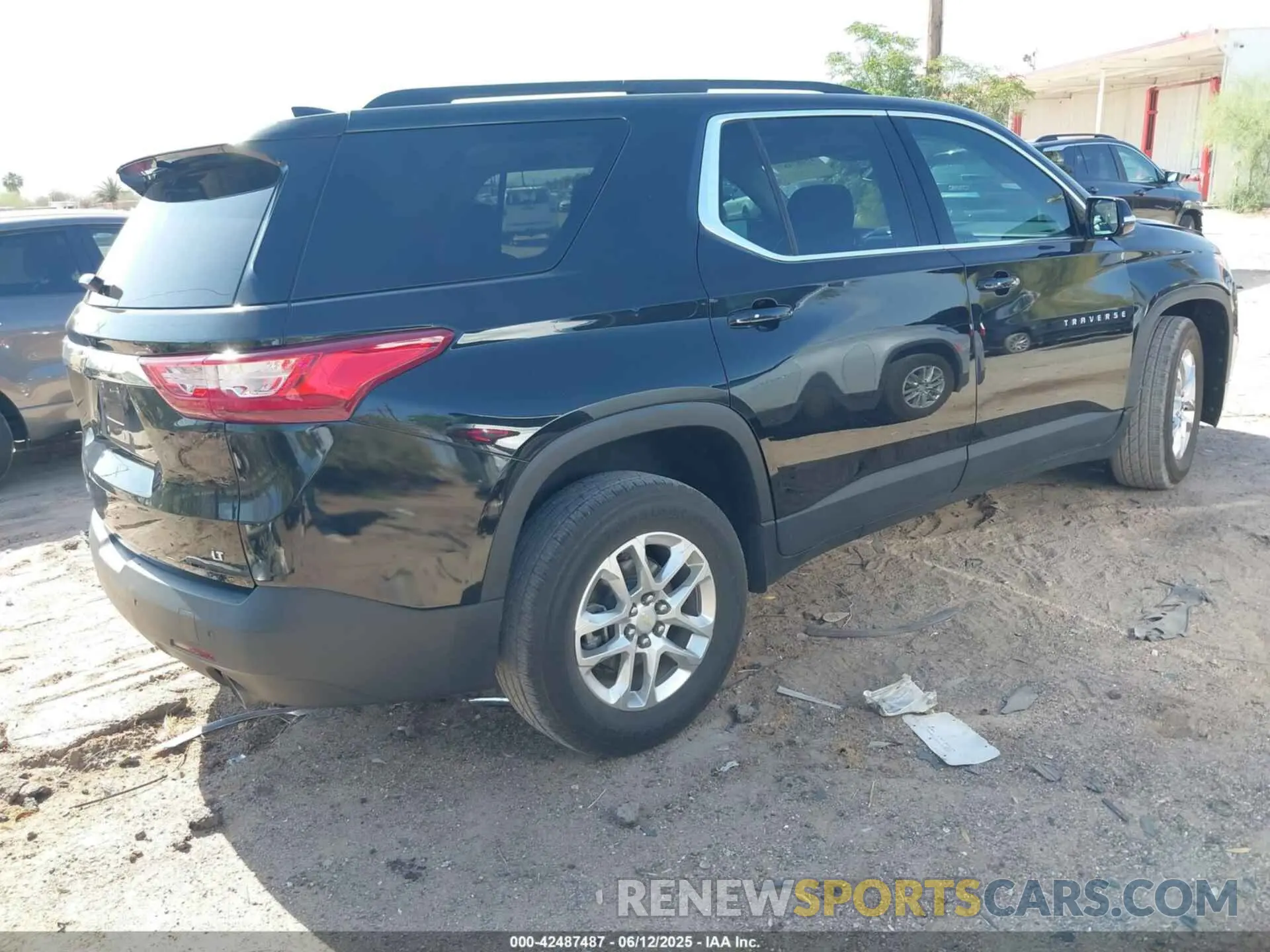 4 Photograph of a damaged car 1GNEVMKW1LJ199503 CHEVROLET TRAVERSE 2020