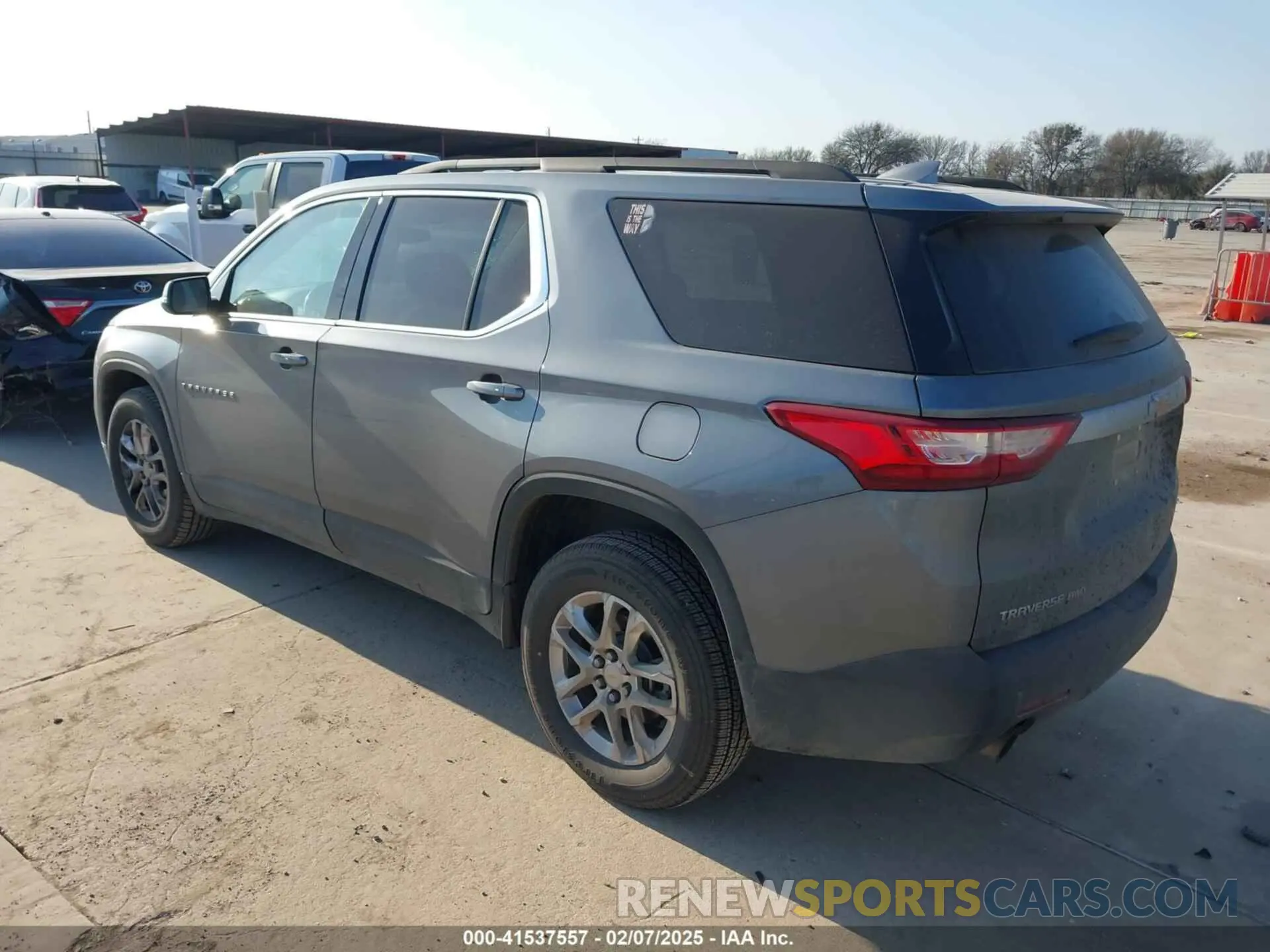3 Photograph of a damaged car 1GNEVMKW3LJ192276 CHEVROLET TRAVERSE 2020