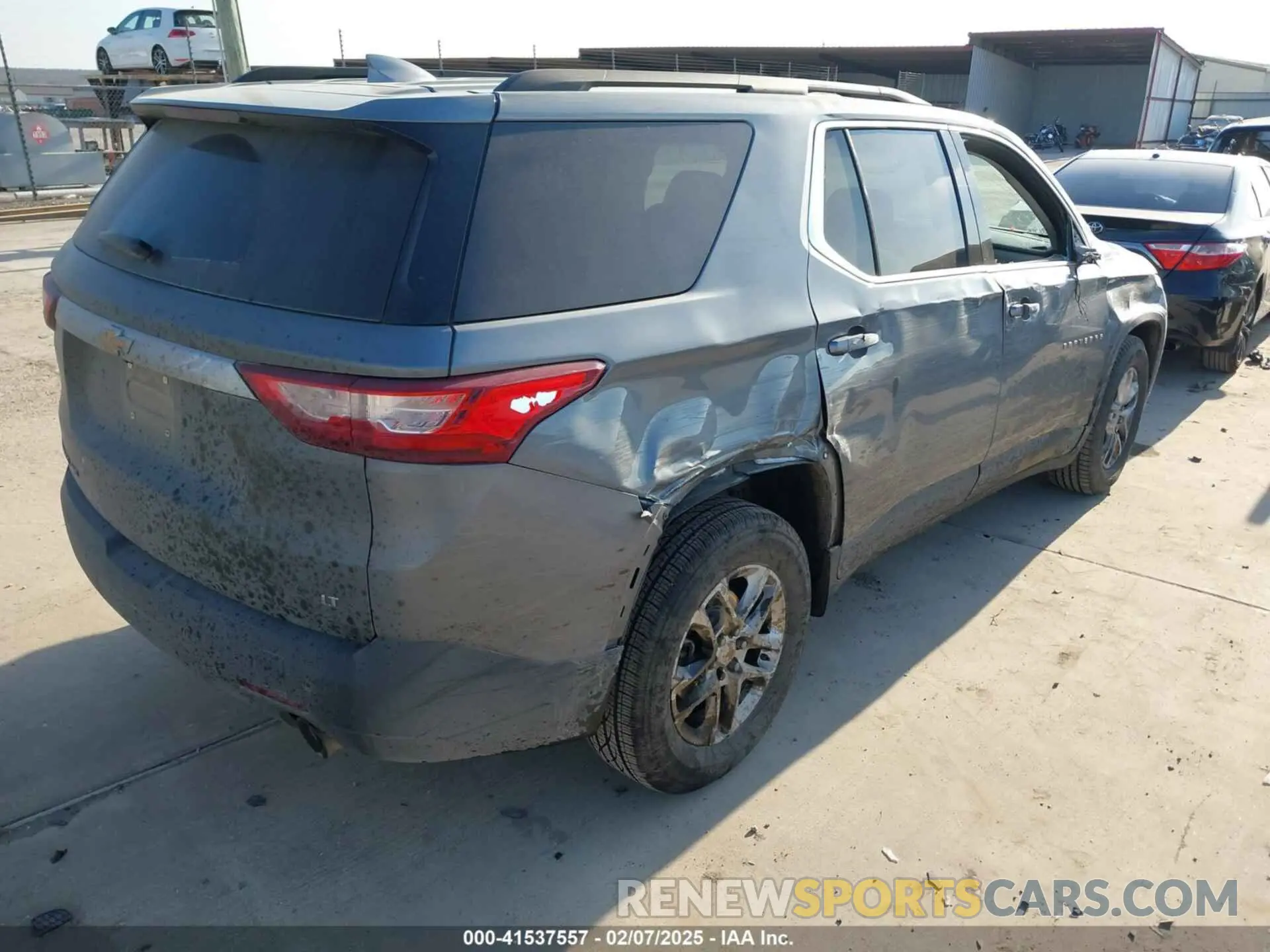 4 Photograph of a damaged car 1GNEVMKW3LJ192276 CHEVROLET TRAVERSE 2020
