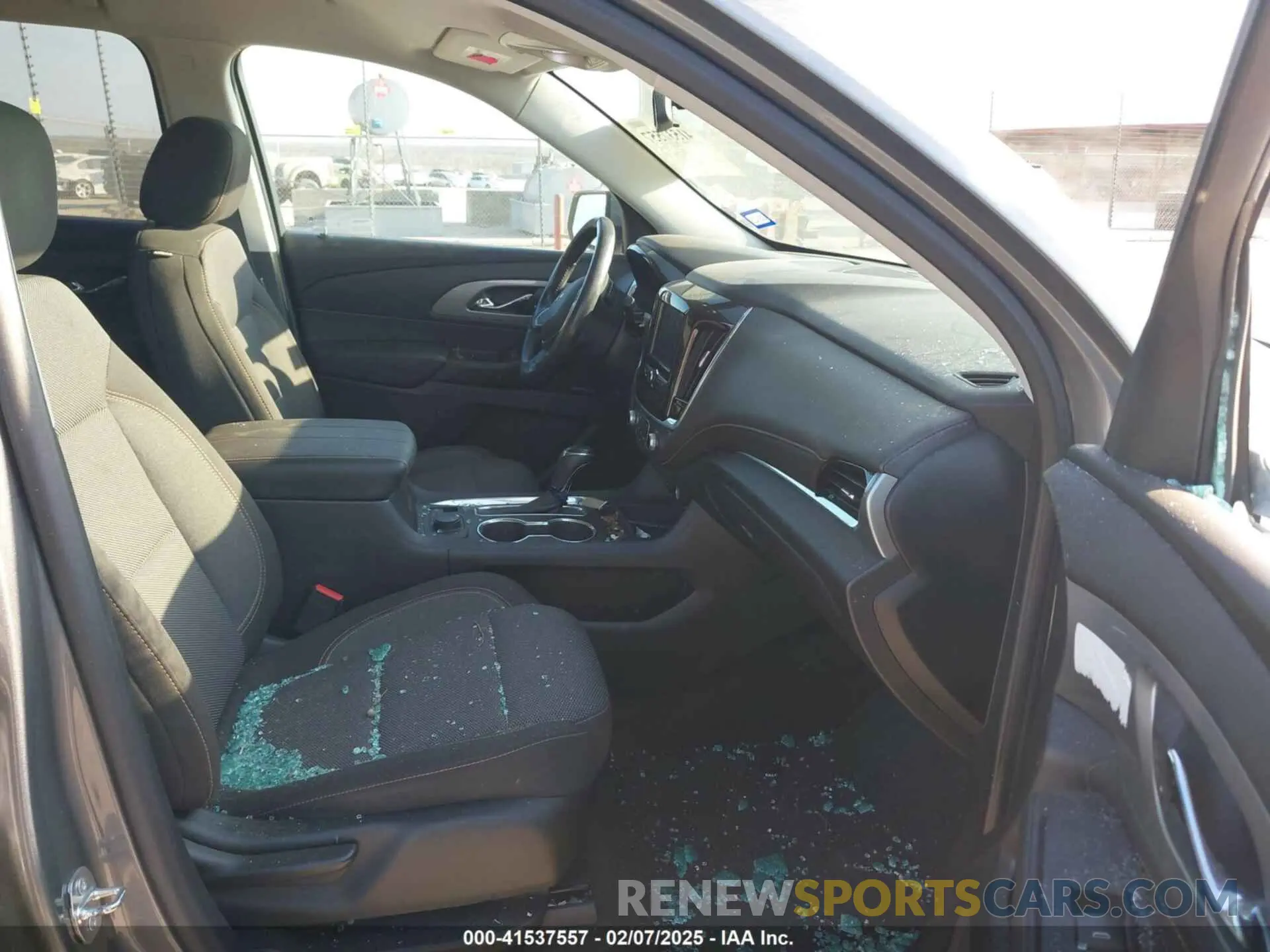 5 Photograph of a damaged car 1GNEVMKW3LJ192276 CHEVROLET TRAVERSE 2020