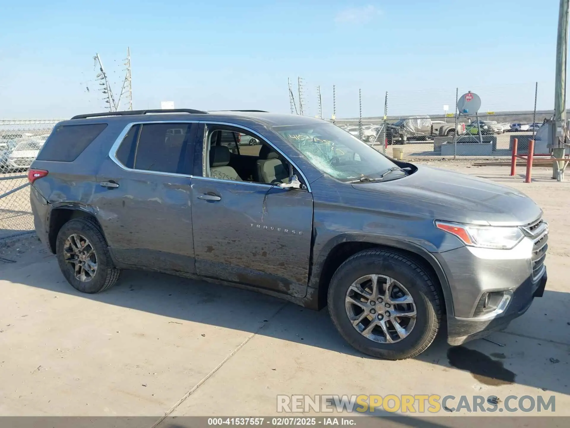 6 Photograph of a damaged car 1GNEVMKW3LJ192276 CHEVROLET TRAVERSE 2020