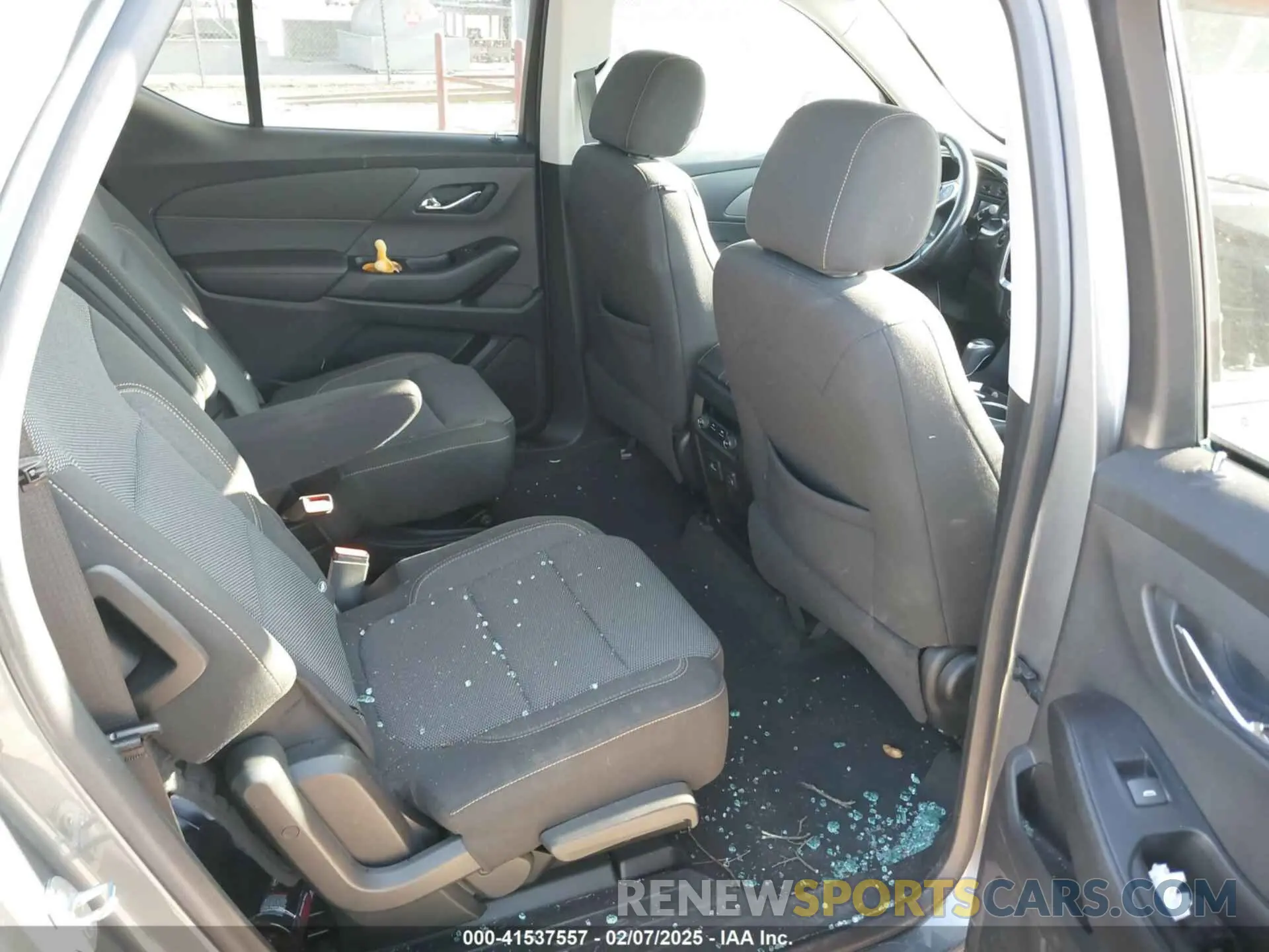 8 Photograph of a damaged car 1GNEVMKW3LJ192276 CHEVROLET TRAVERSE 2020
