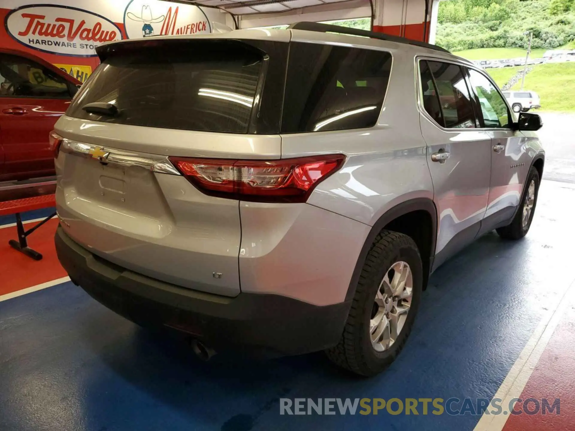 17 Photograph of a damaged car 1GNEVMKW6LJ295028 CHEVROLET TRAVERSE 2020
