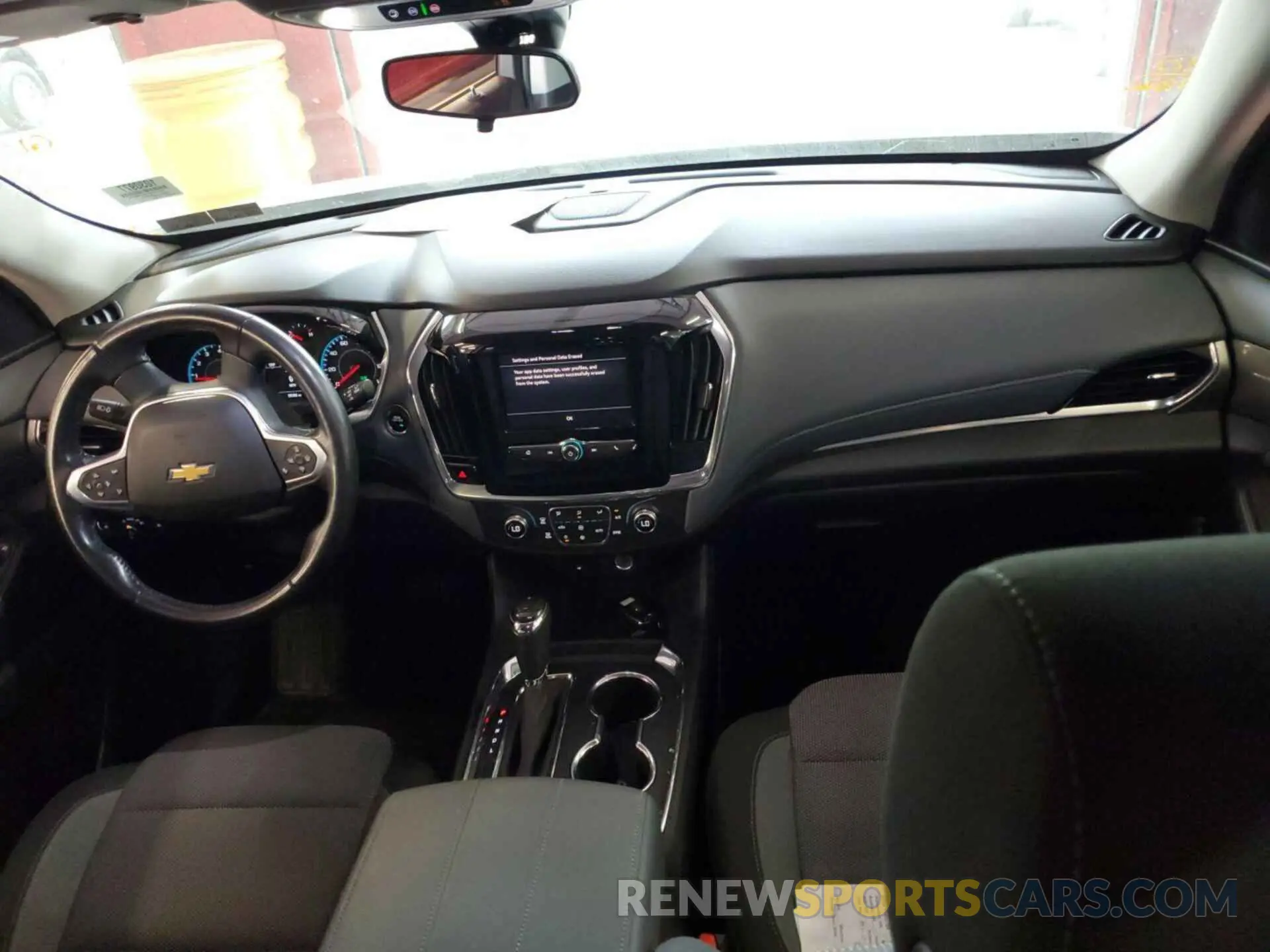 27 Photograph of a damaged car 1GNEVMKW6LJ295028 CHEVROLET TRAVERSE 2020