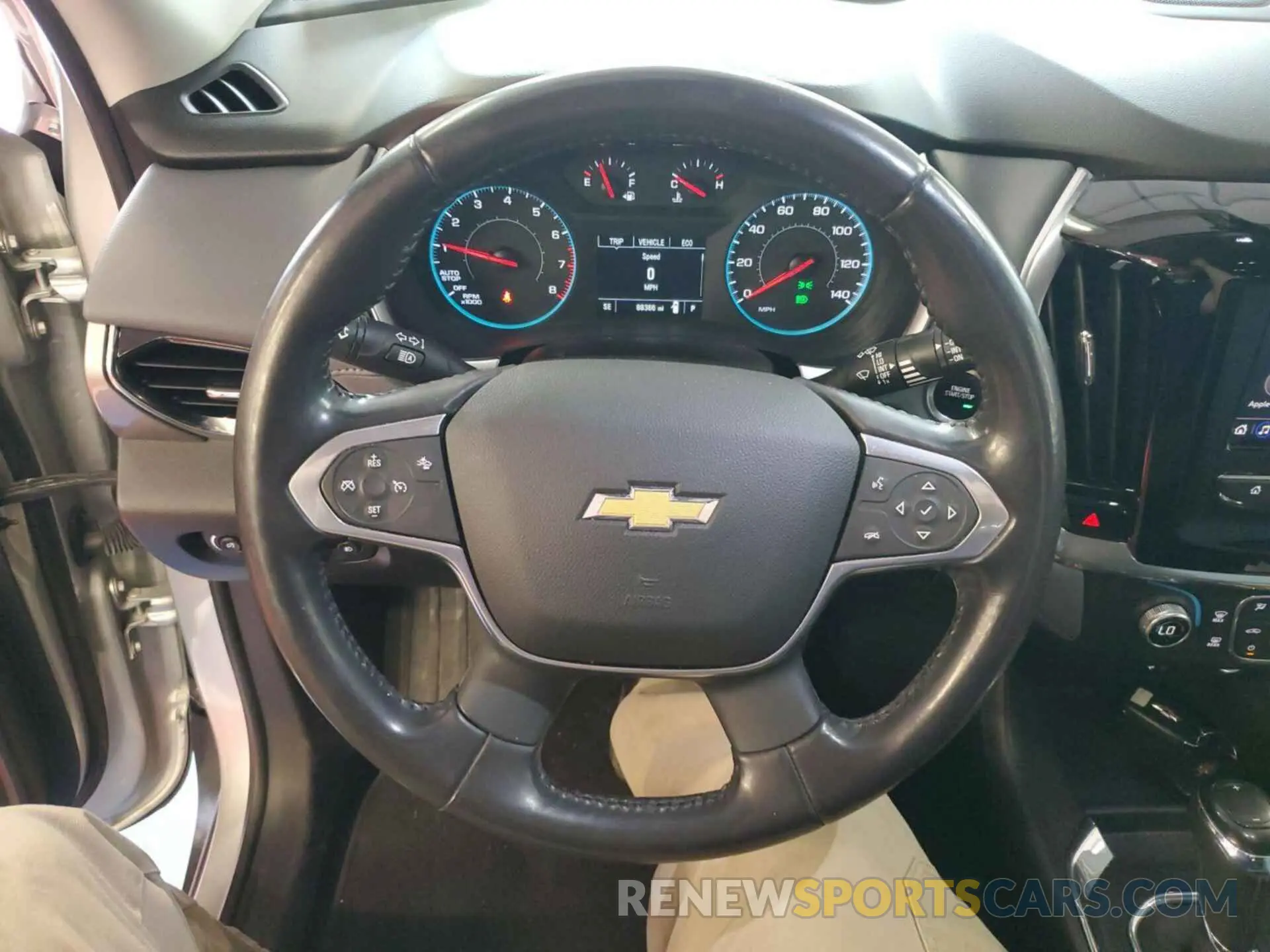 8 Photograph of a damaged car 1GNEVMKW6LJ295028 CHEVROLET TRAVERSE 2020