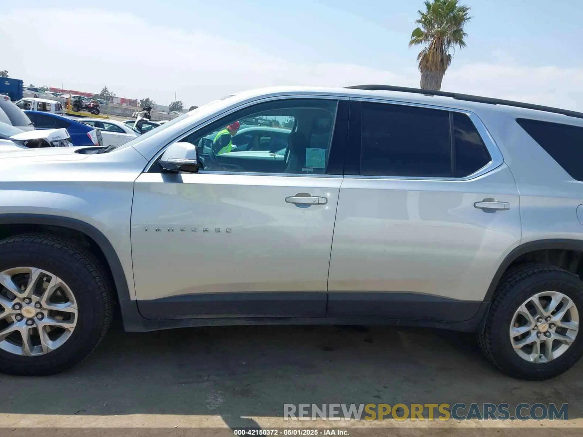15 Photograph of a damaged car 1GNEVMKW8LJ219181 CHEVROLET TRAVERSE 2020