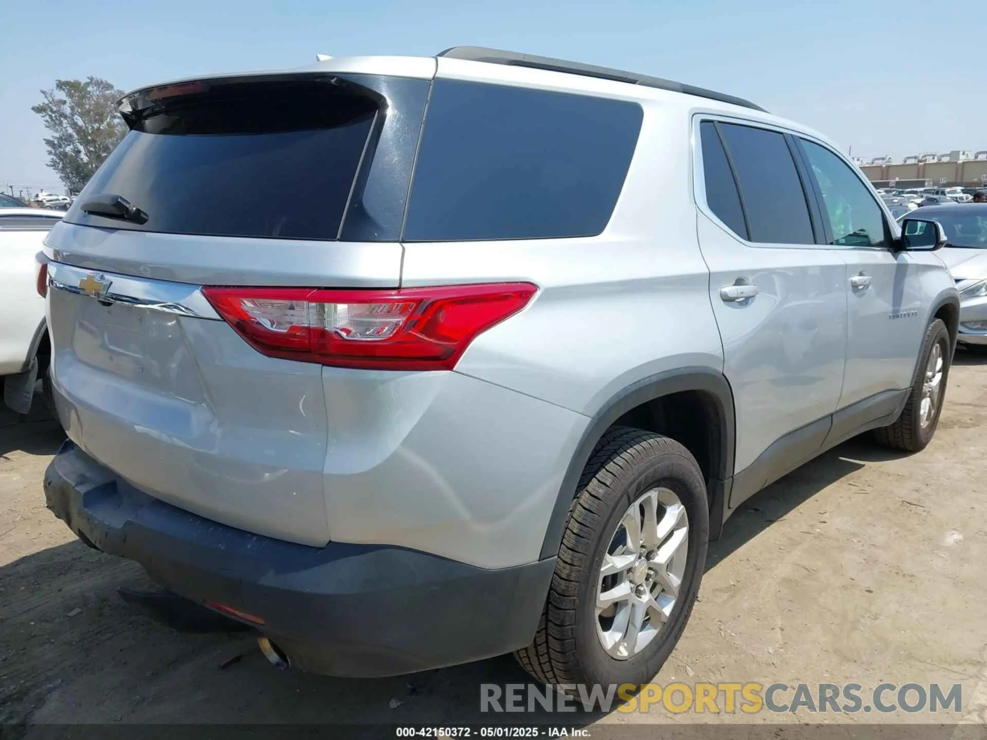 4 Photograph of a damaged car 1GNEVMKW8LJ219181 CHEVROLET TRAVERSE 2020