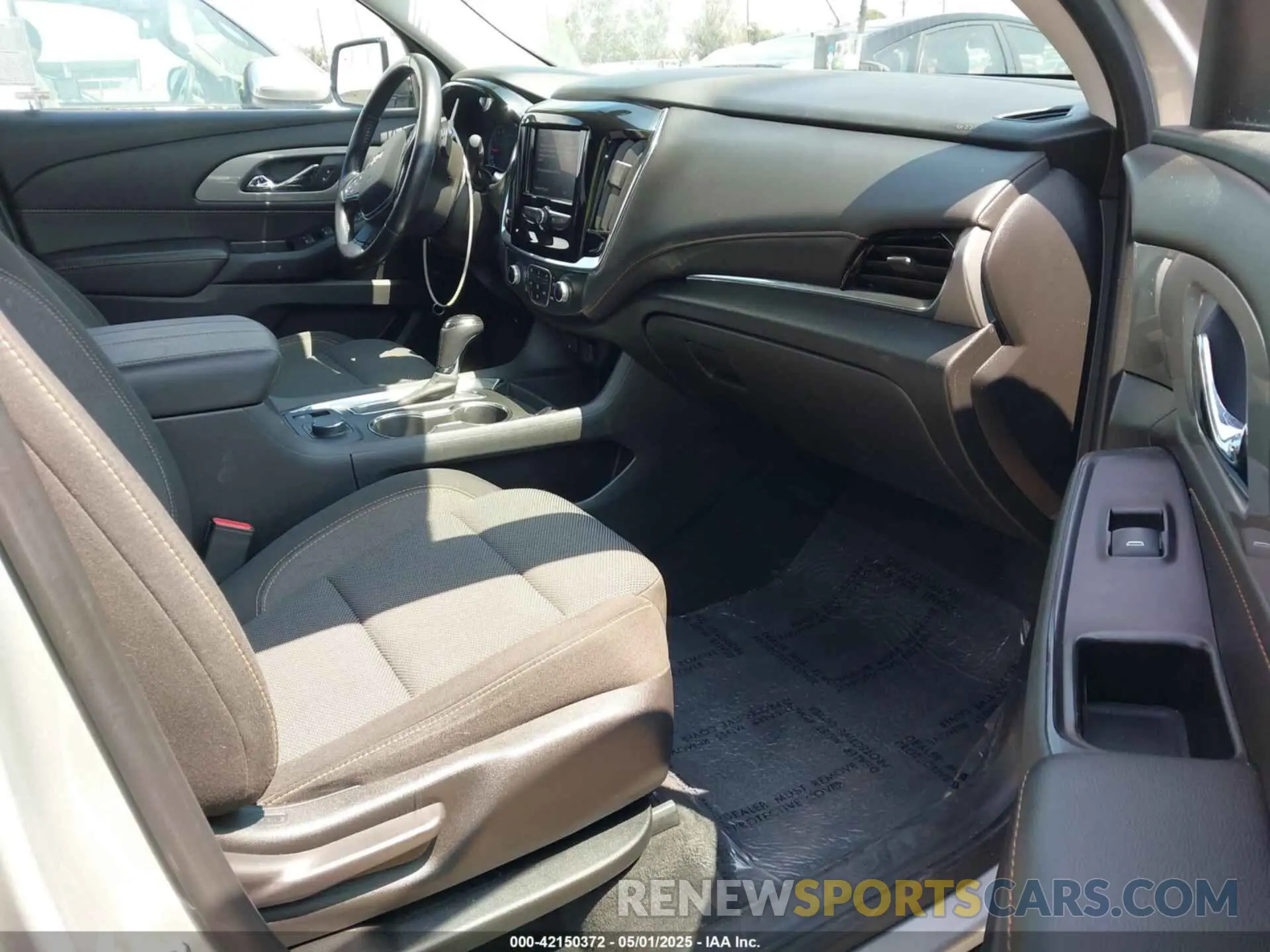 5 Photograph of a damaged car 1GNEVMKW8LJ219181 CHEVROLET TRAVERSE 2020
