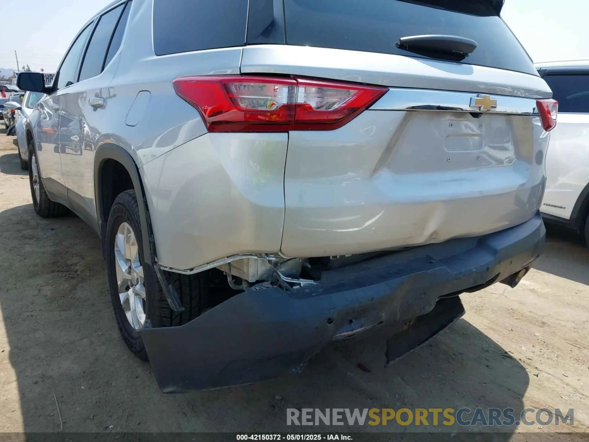 6 Photograph of a damaged car 1GNEVMKW8LJ219181 CHEVROLET TRAVERSE 2020