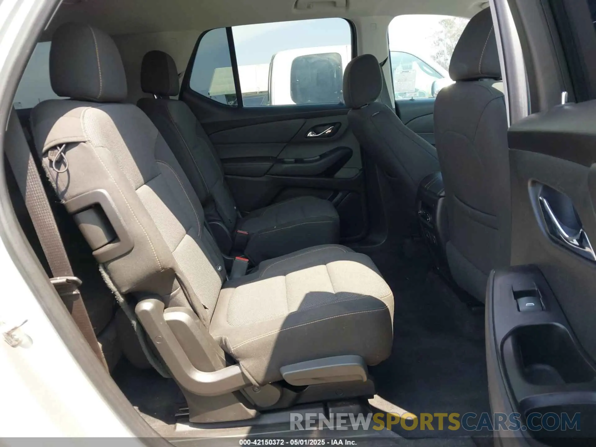 8 Photograph of a damaged car 1GNEVMKW8LJ219181 CHEVROLET TRAVERSE 2020