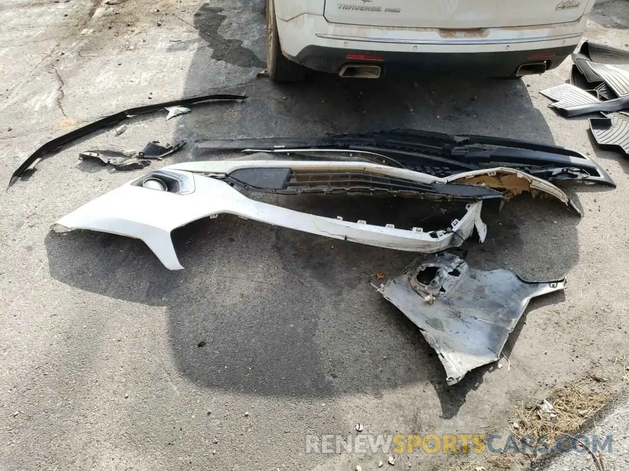 13 Photograph of a damaged car 1GNEVNKW3LJ157274 CHEVROLET TRAVERSE 2020