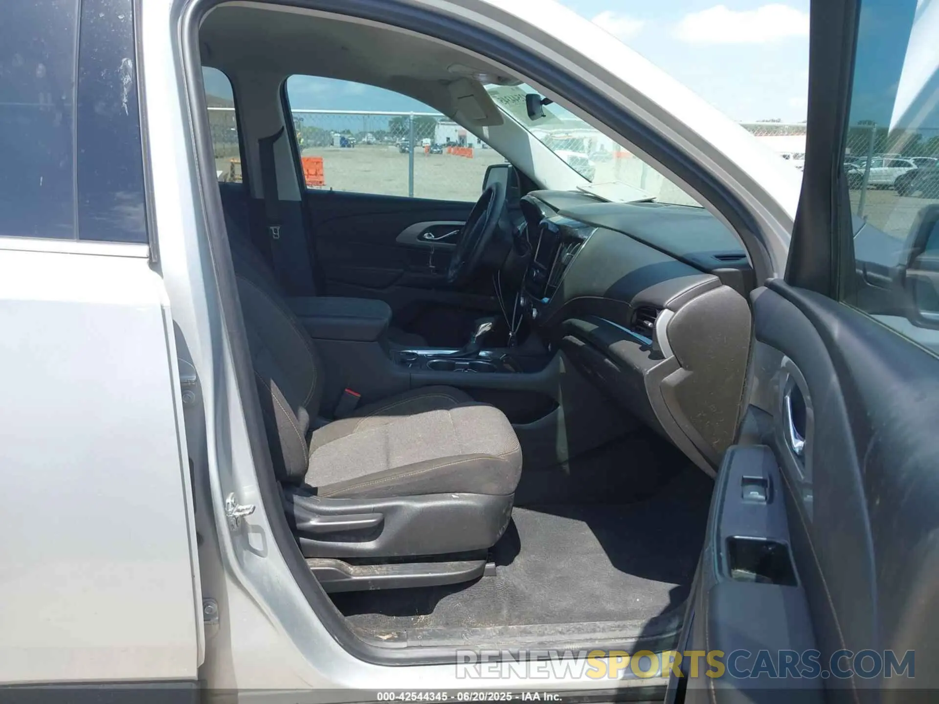 5 Photograph of a damaged car 1GNERFKW0MJ139715 CHEVROLET TRAVERSE 2021
