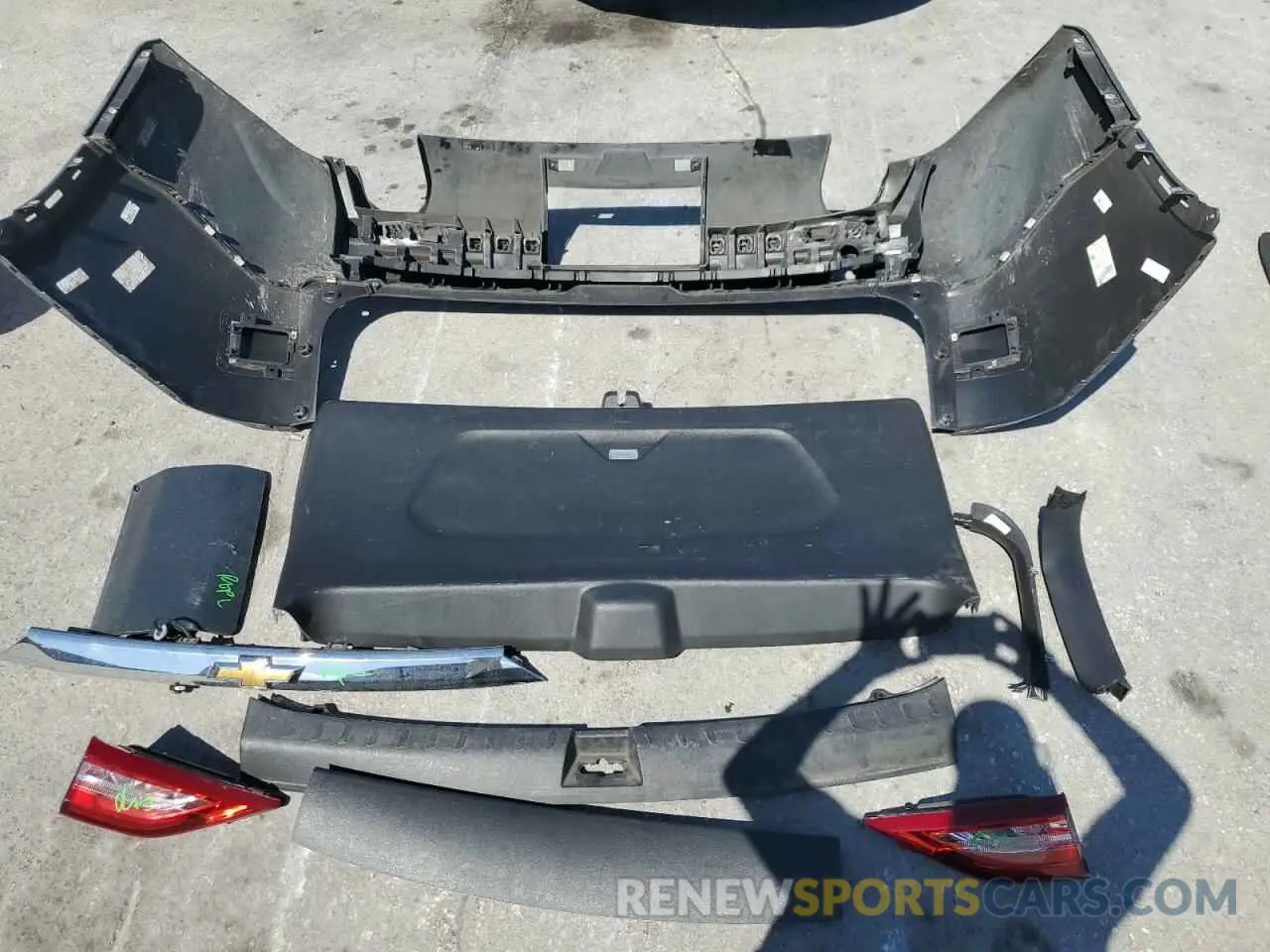 13 Photograph of a damaged car 1GNERFKWXMJ111923 CHEVROLET TRAVERSE 2021