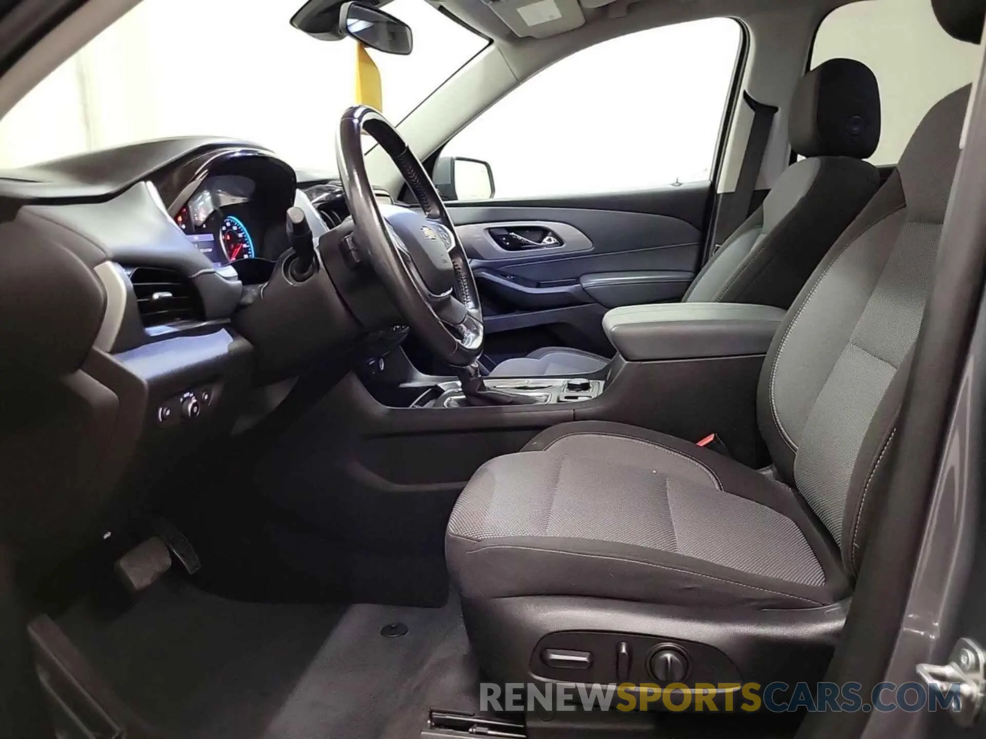 17 Photograph of a damaged car 1GNERGKW0MJ185390 CHEVROLET TRAVERSE 2021
