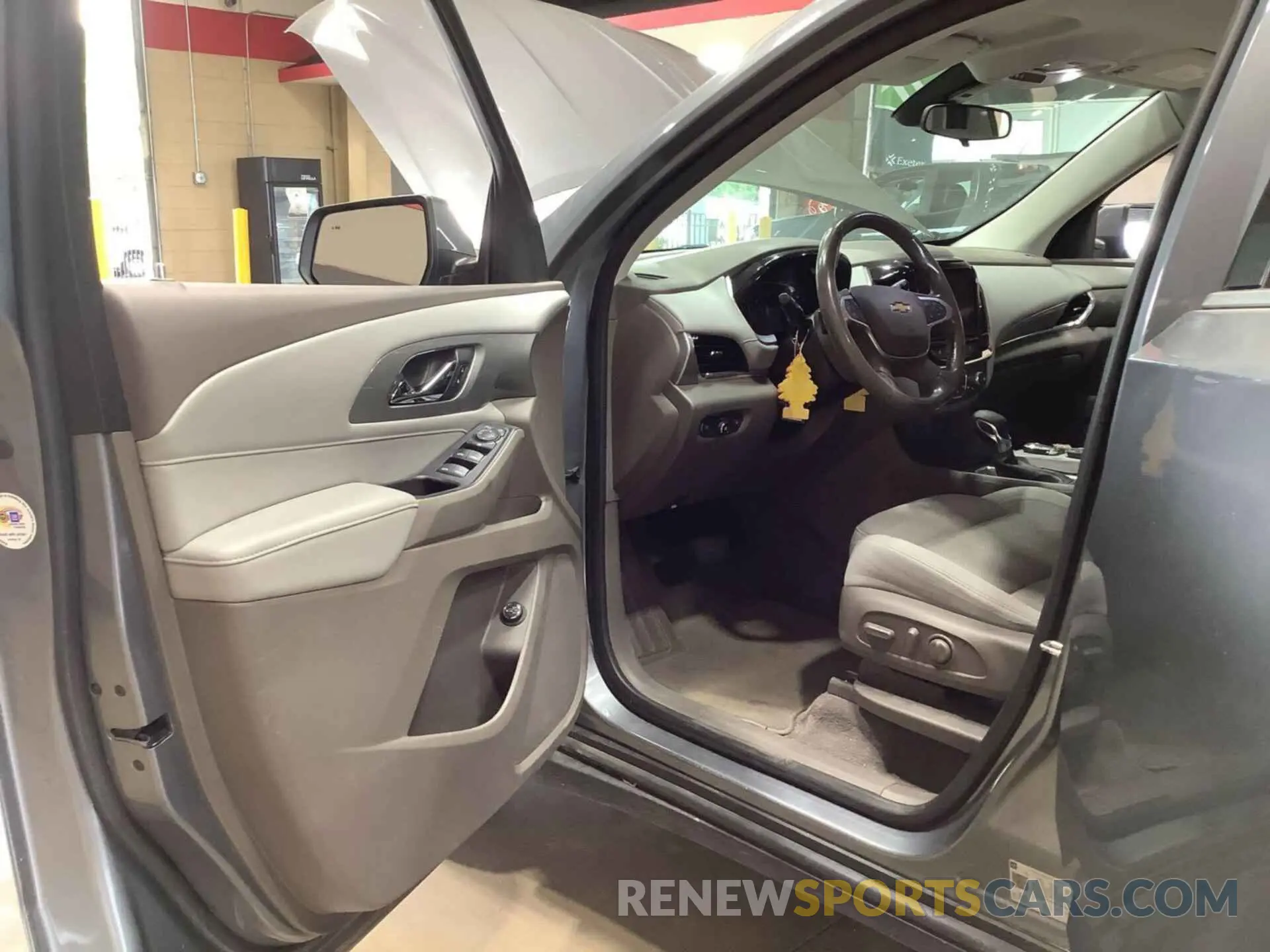 19 Photograph of a damaged car 1GNERGKW2MJ183284 CHEVROLET TRAVERSE 2021