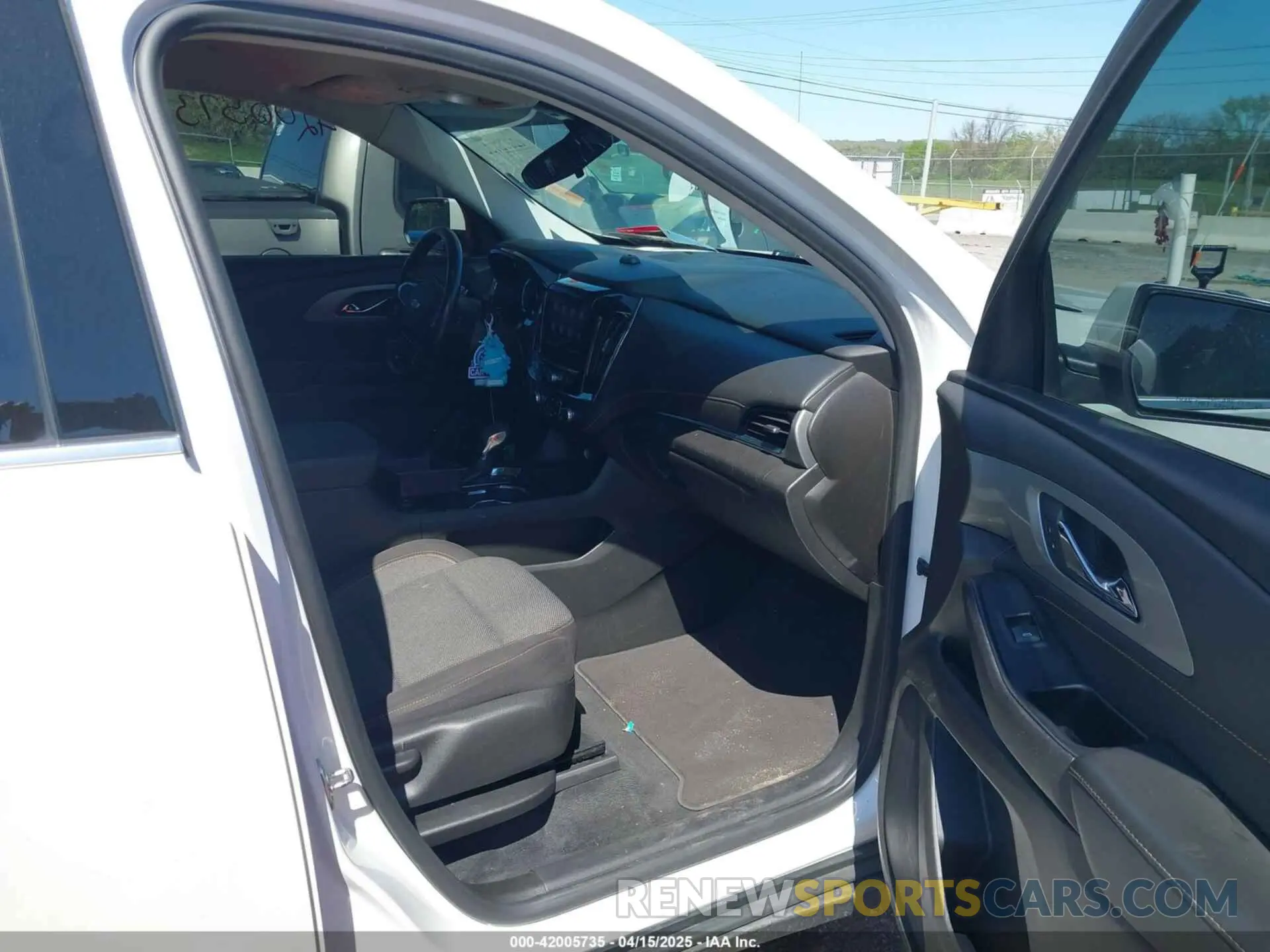 5 Photograph of a damaged car 1GNERGKW3MJ155350 CHEVROLET TRAVERSE 2021