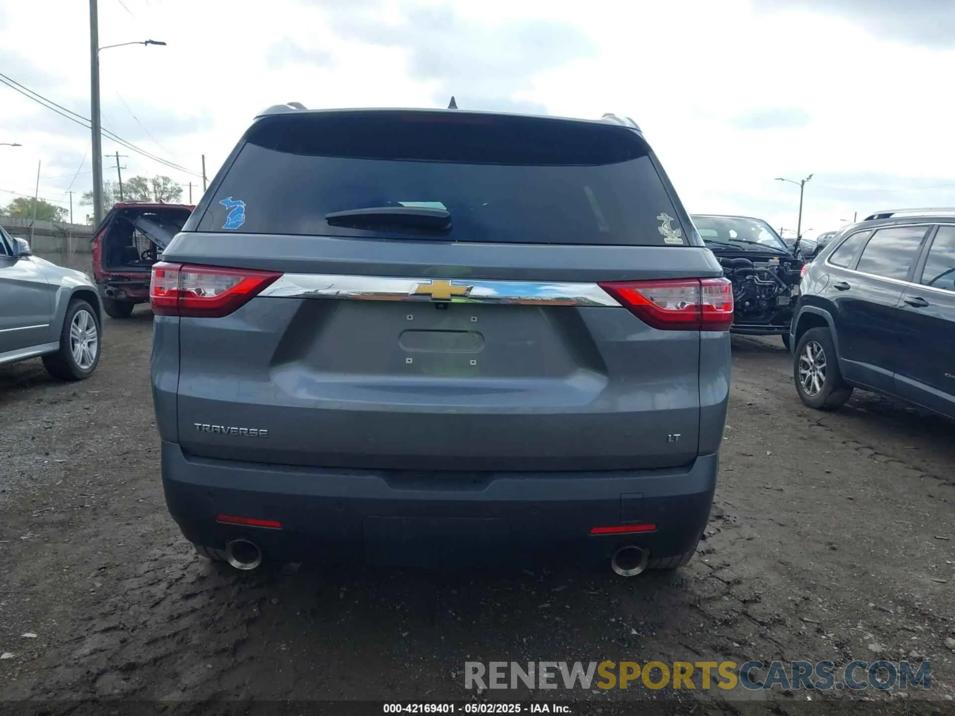17 Photograph of a damaged car 1GNERGKW3MJ157258 CHEVROLET TRAVERSE 2021