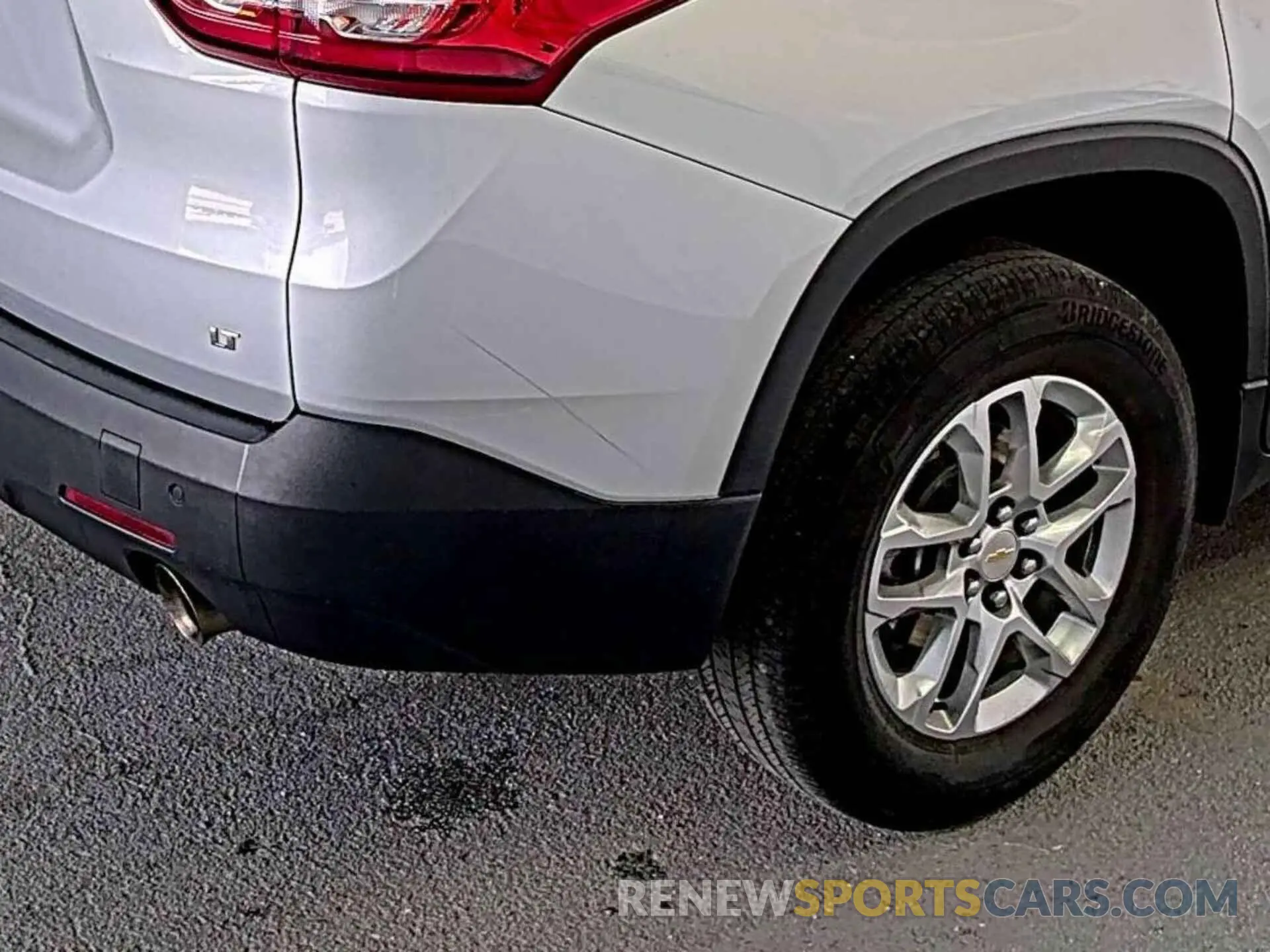 18 Photograph of a damaged car 1GNERGKW3MJ163142 CHEVROLET TRAVERSE 2021