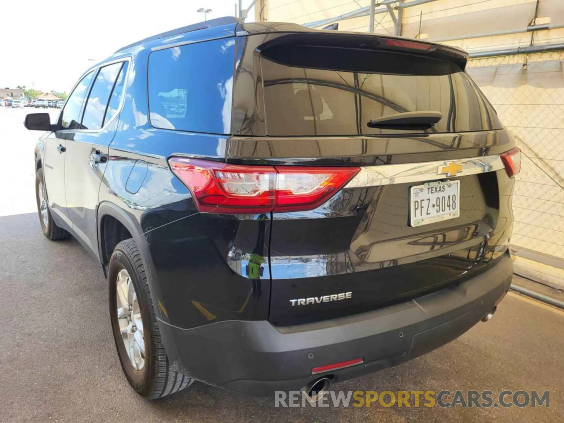 18 Photograph of a damaged car 1GNERGKW4MJ182010 CHEVROLET TRAVERSE 2021