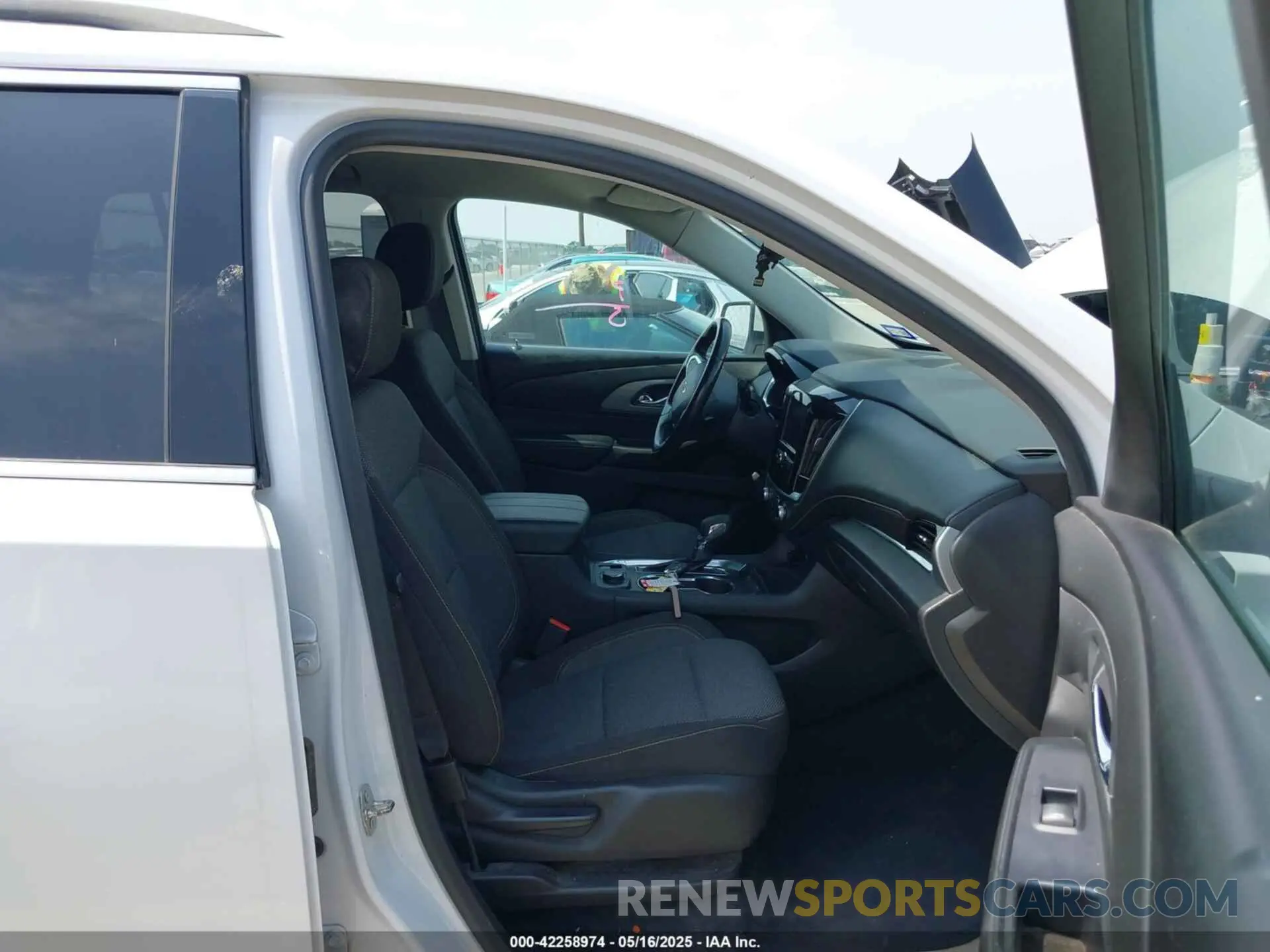 5 Photograph of a damaged car 1GNERGKW5MJ154989 CHEVROLET TRAVERSE 2021
