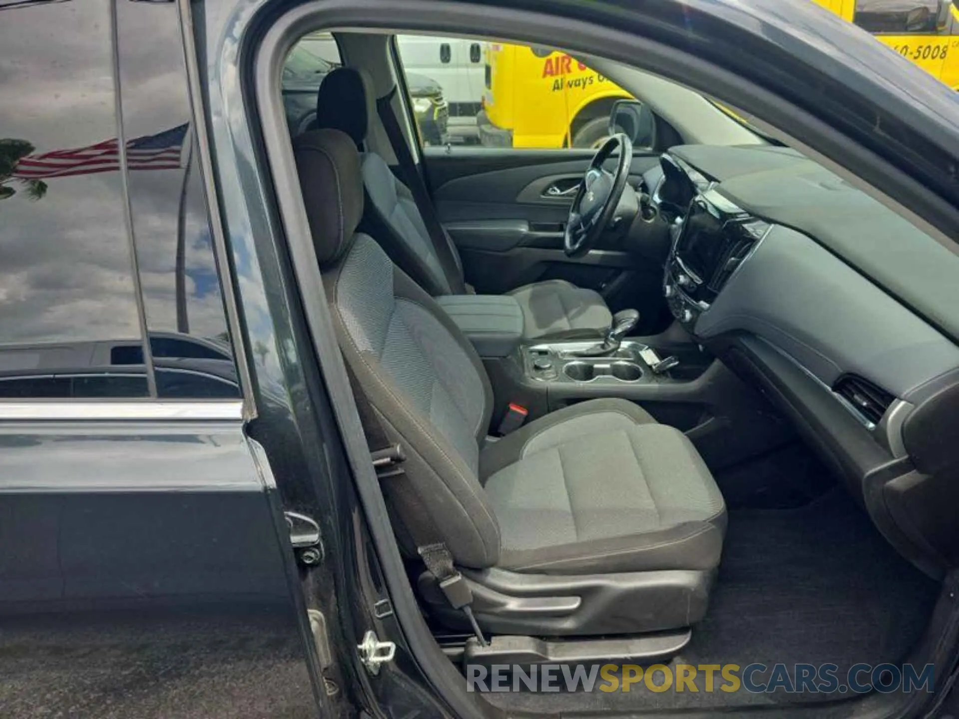 4 Photograph of a damaged car 1GNERGKW6MJ158355 CHEVROLET TRAVERSE 2021