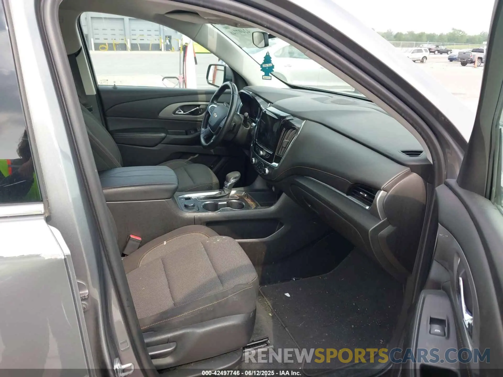 5 Photograph of a damaged car 1GNERGKW7MJ111626 CHEVROLET TRAVERSE 2021