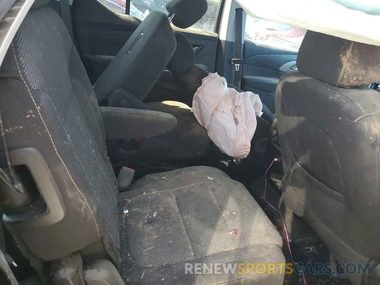 11 Photograph of a damaged car 1GNERGKWXMJ105447 CHEVROLET TRAVERSE 2021