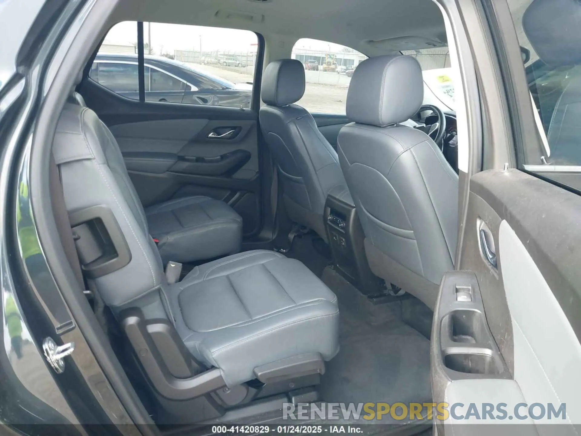 8 Photograph of a damaged car 1GNERHKW7MJ212137 CHEVROLET TRAVERSE 2021