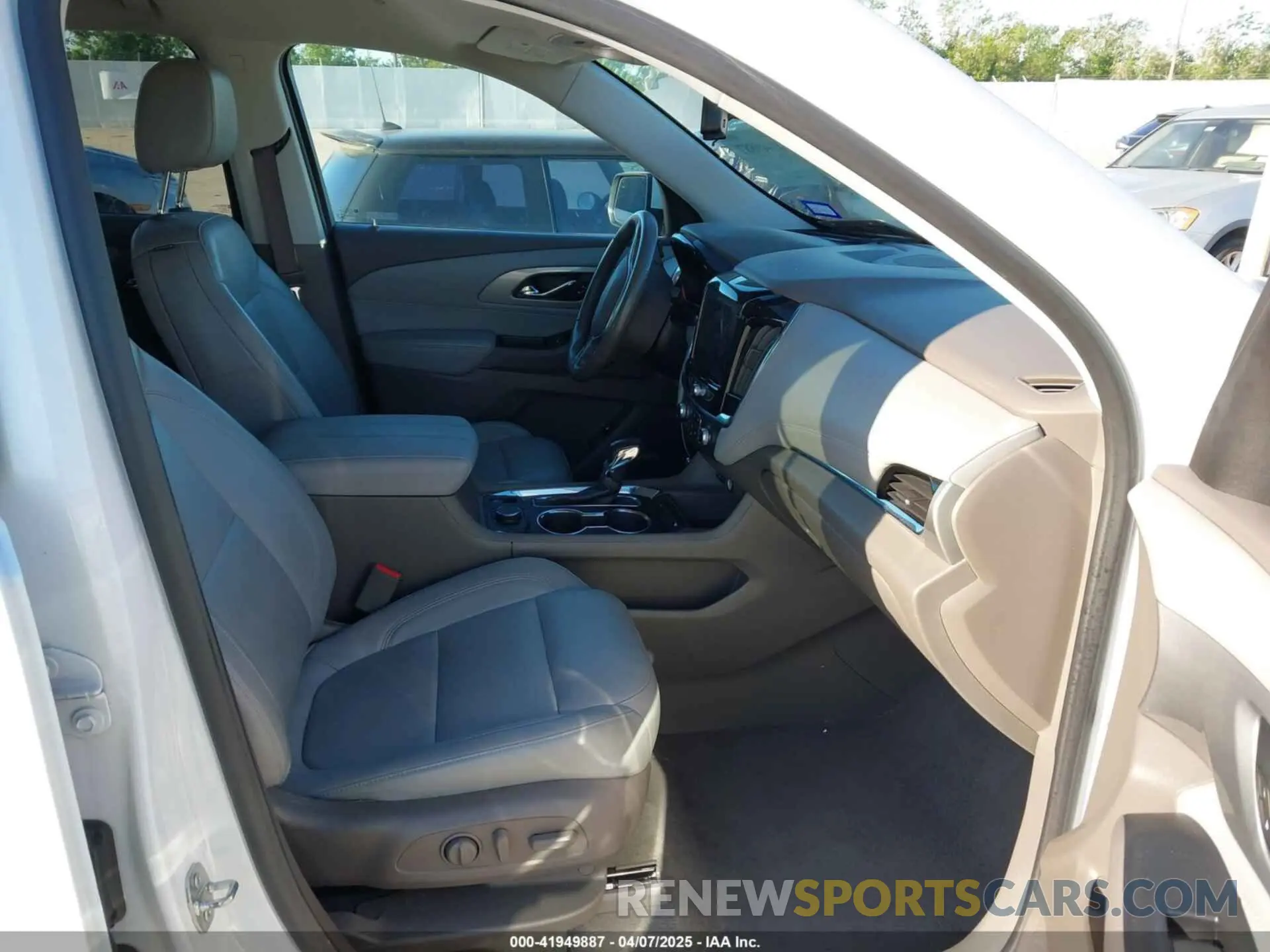 5 Photograph of a damaged car 1GNERHKWXMJ163645 CHEVROLET TRAVERSE 2021