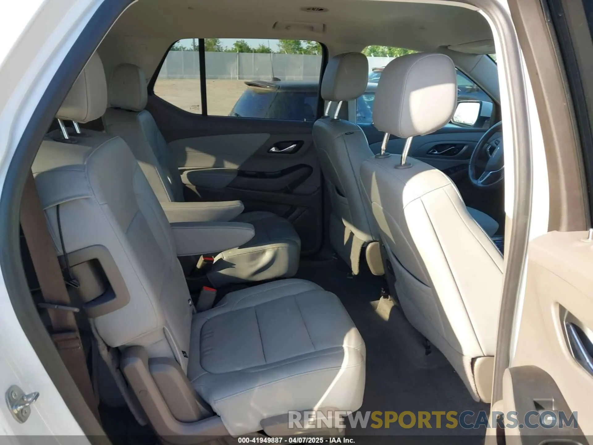 8 Photograph of a damaged car 1GNERHKWXMJ163645 CHEVROLET TRAVERSE 2021
