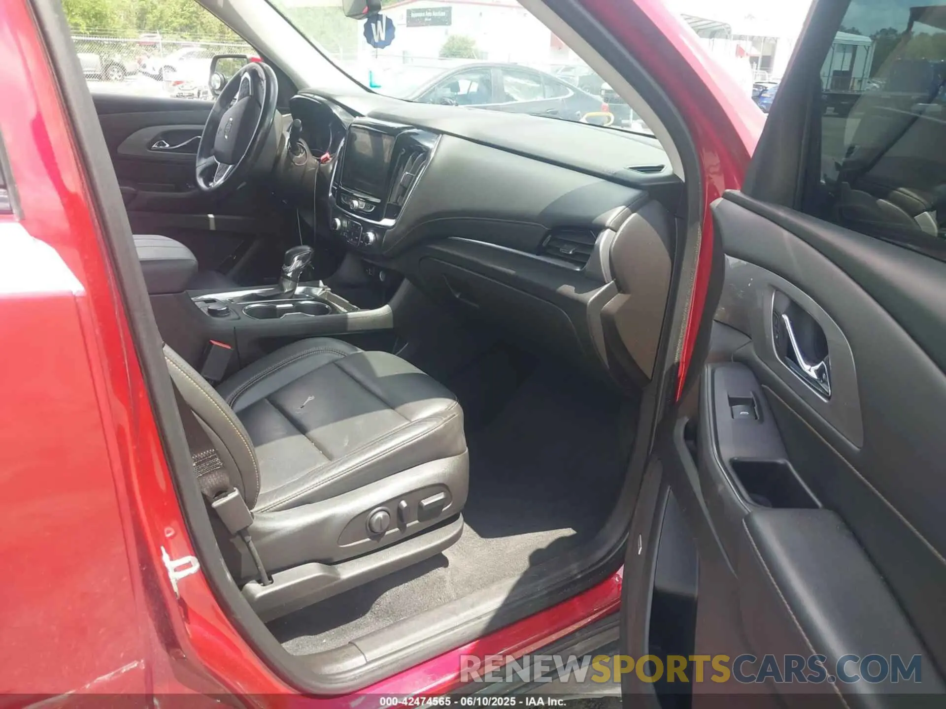 5 Photograph of a damaged car 1GNERJKW6MJ231477 CHEVROLET TRAVERSE 2021