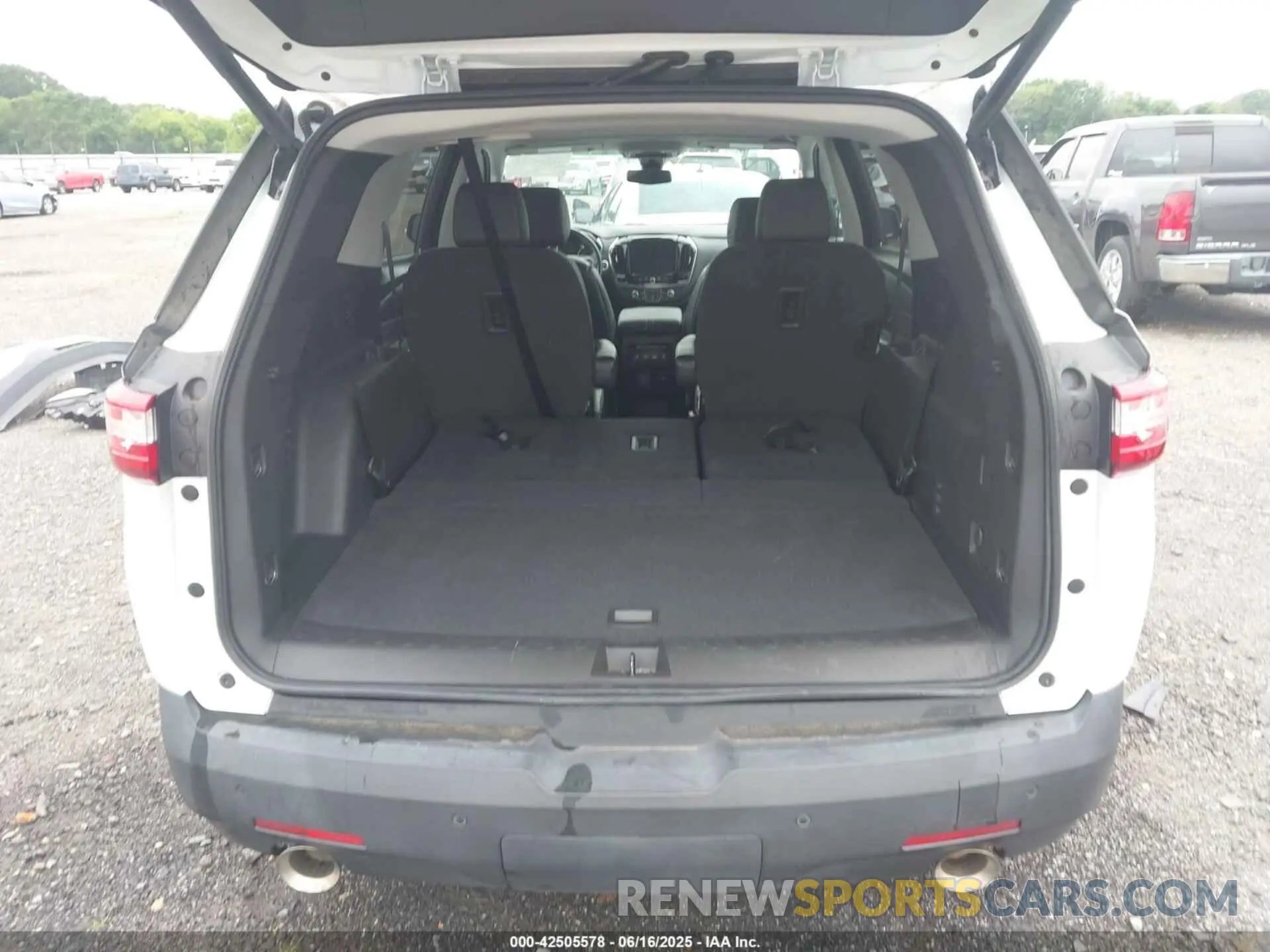 18 Photograph of a damaged car 1GNERJKW9MJ233563 CHEVROLET TRAVERSE 2021