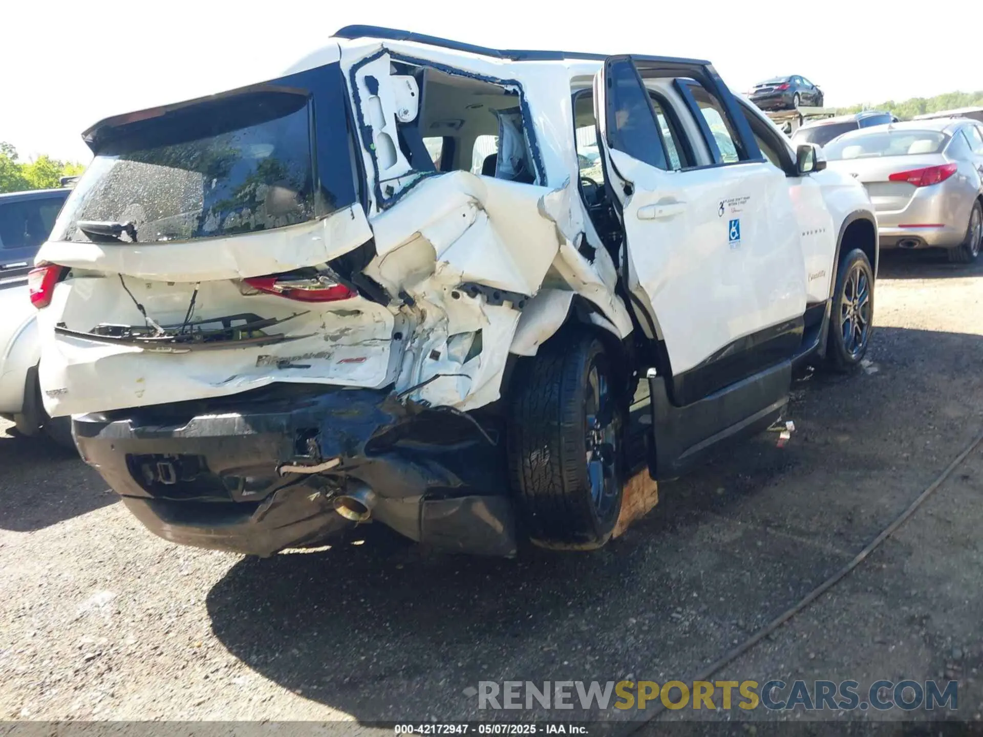 4 Photograph of a damaged car 1GNERJKWXMJ119703 CHEVROLET TRAVERSE 2021