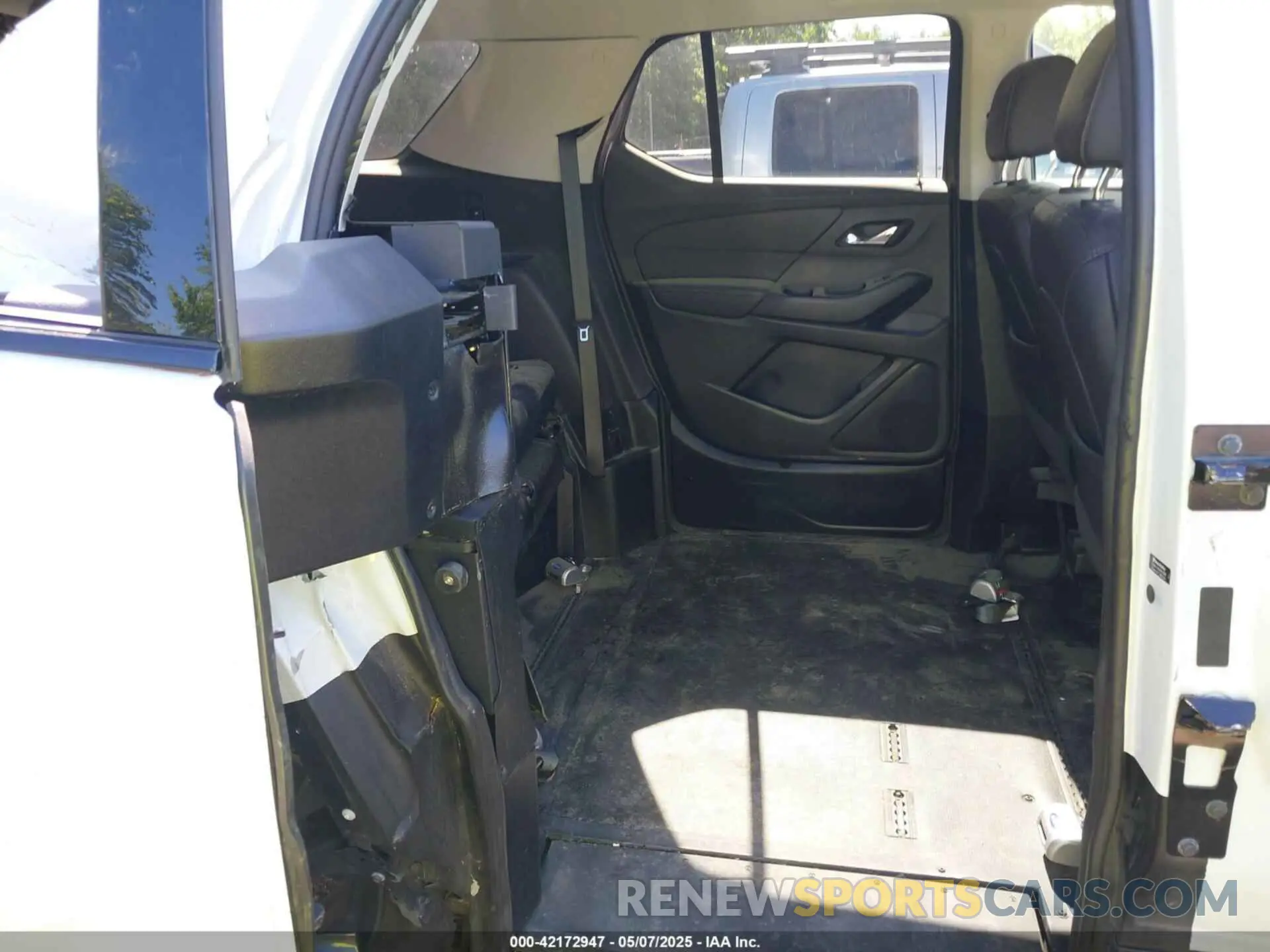 8 Photograph of a damaged car 1GNERJKWXMJ119703 CHEVROLET TRAVERSE 2021
