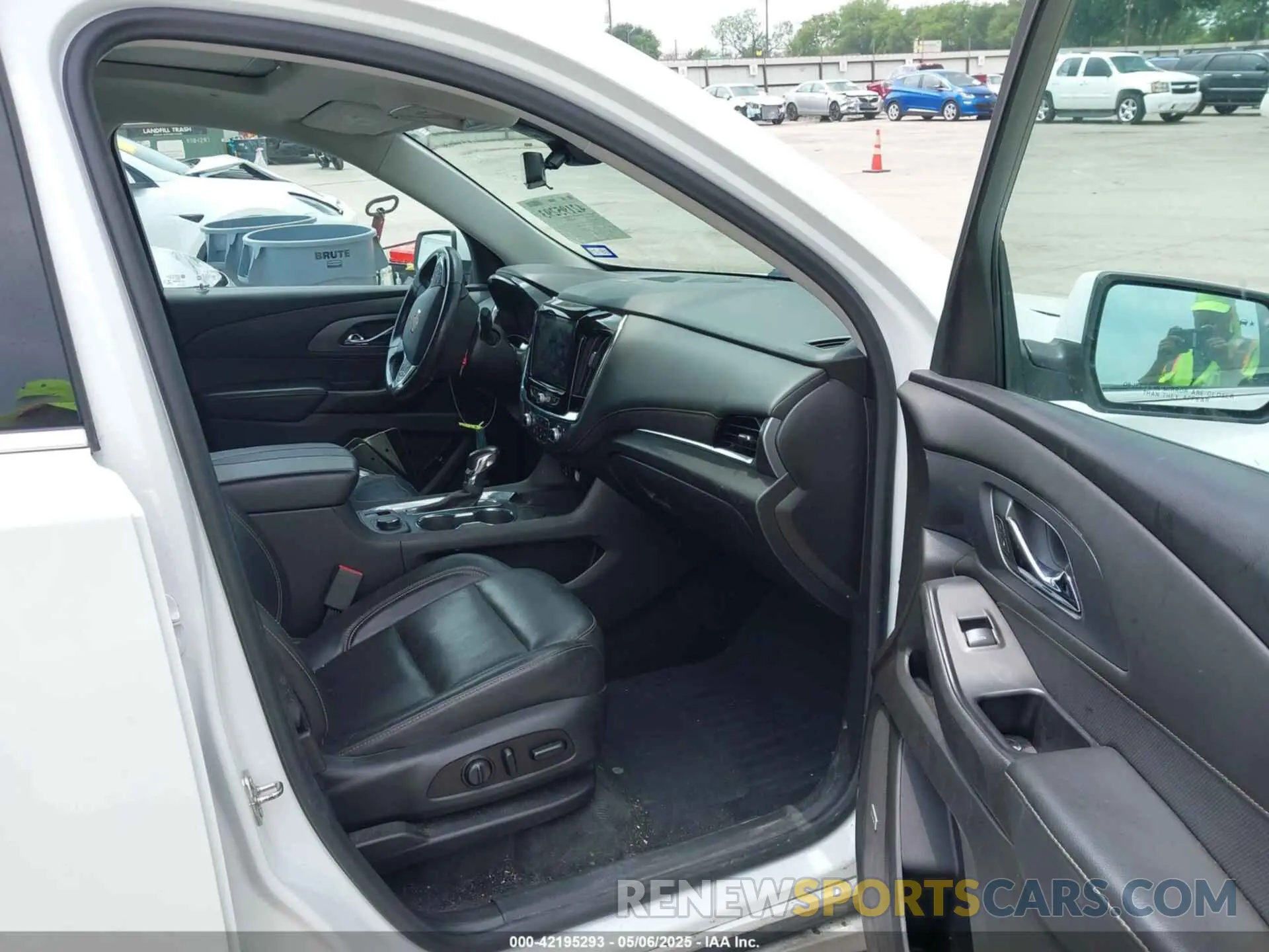5 Photograph of a damaged car 1GNERKKW2MJ182543 CHEVROLET TRAVERSE 2021