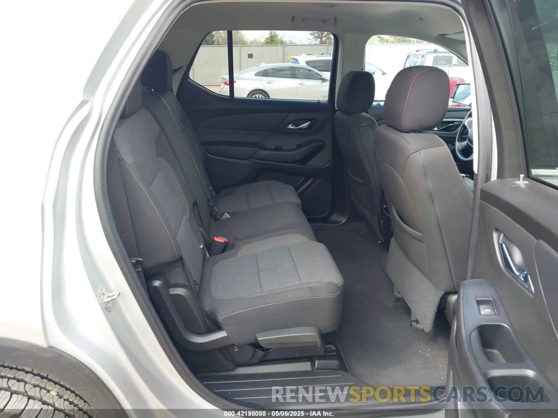 8 Photograph of a damaged car 1GNEVFKW7MJ108621 CHEVROLET TRAVERSE 2021