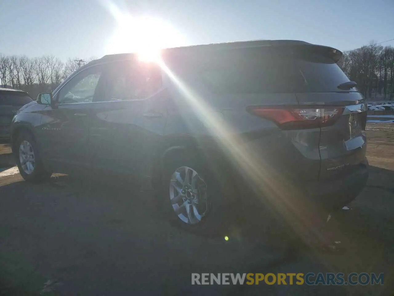 2 Photograph of a damaged car 1GNEVFKWXMJ104532 CHEVROLET TRAVERSE 2021