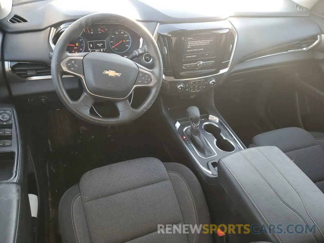 8 Photograph of a damaged car 1GNEVFKWXMJ104532 CHEVROLET TRAVERSE 2021