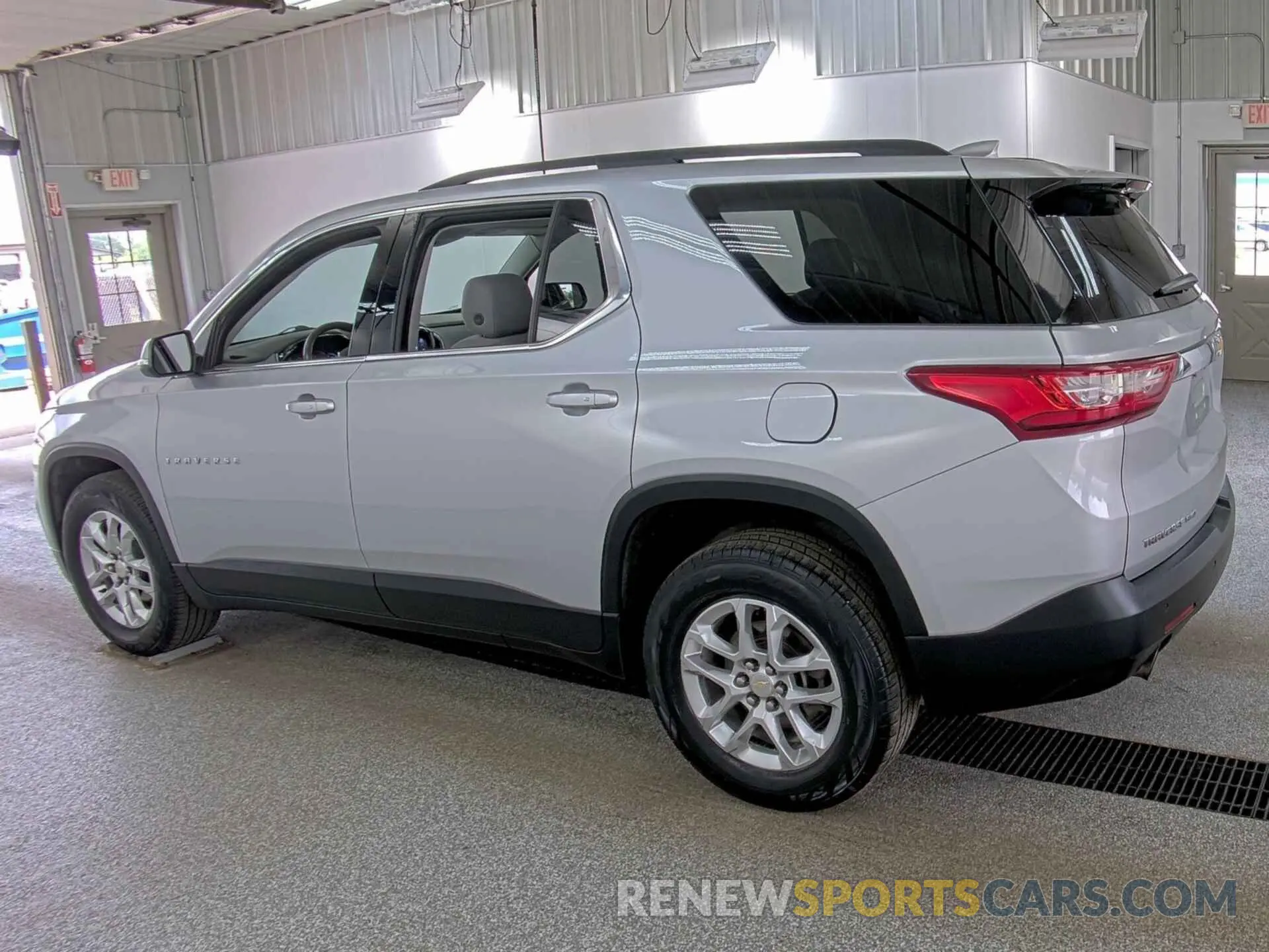 33 Photograph of a damaged car 1GNEVGKW0MJ158671 CHEVROLET TRAVERSE 2021