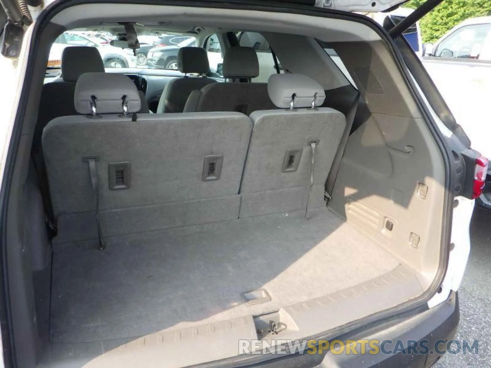 5 Photograph of a damaged car 1GNEVGKW4MJ158687 CHEVROLET TRAVERSE 2021