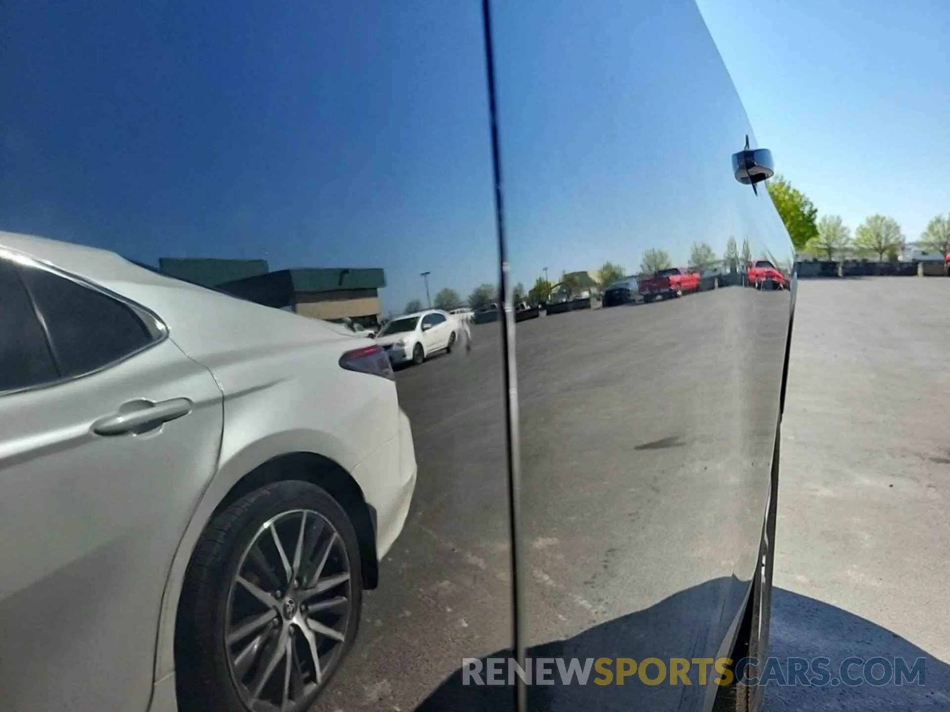 29 Photograph of a damaged car 1GNEVGKW4MJ188577 CHEVROLET TRAVERSE 2021