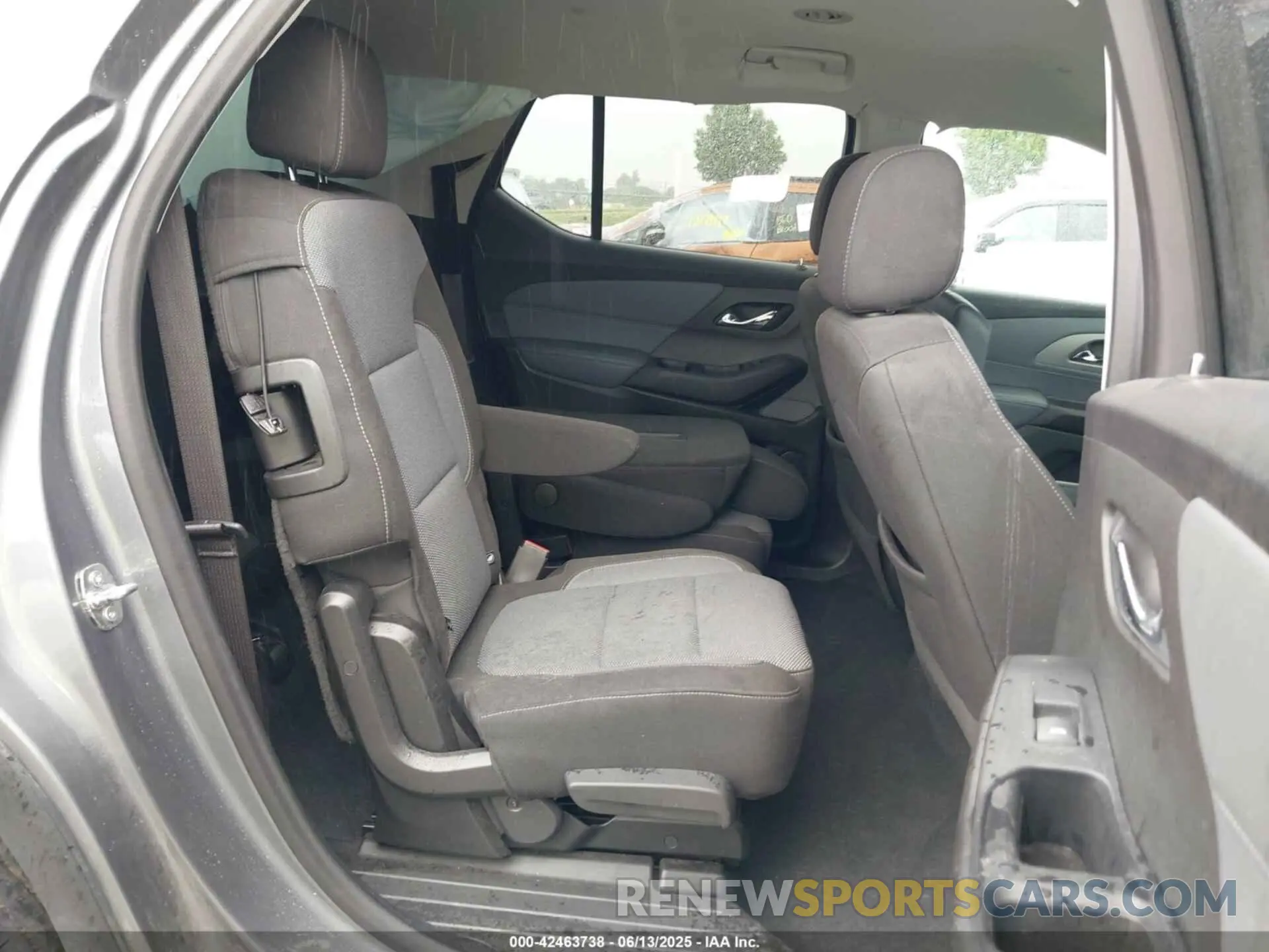 8 Photograph of a damaged car 1GNEVGKW7MJ181364 CHEVROLET TRAVERSE 2021