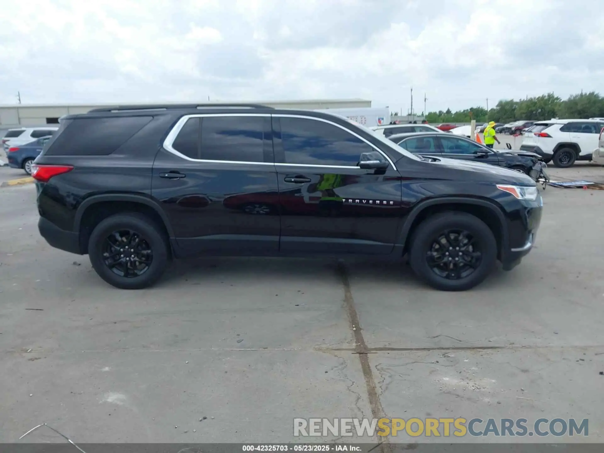 13 Photograph of a damaged car 1GNEVGKW7MJ257553 CHEVROLET TRAVERSE 2021