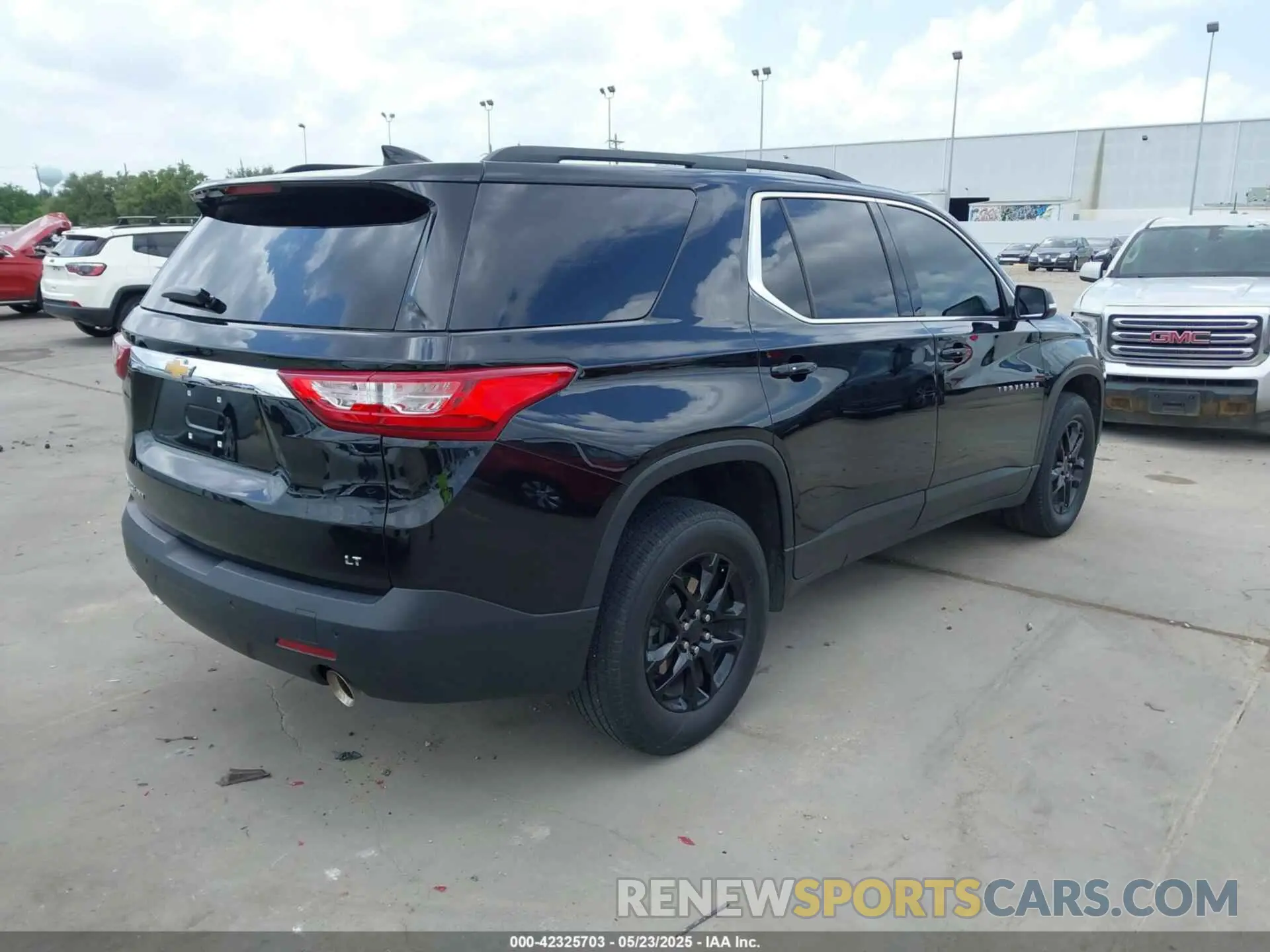 4 Photograph of a damaged car 1GNEVGKW7MJ257553 CHEVROLET TRAVERSE 2021