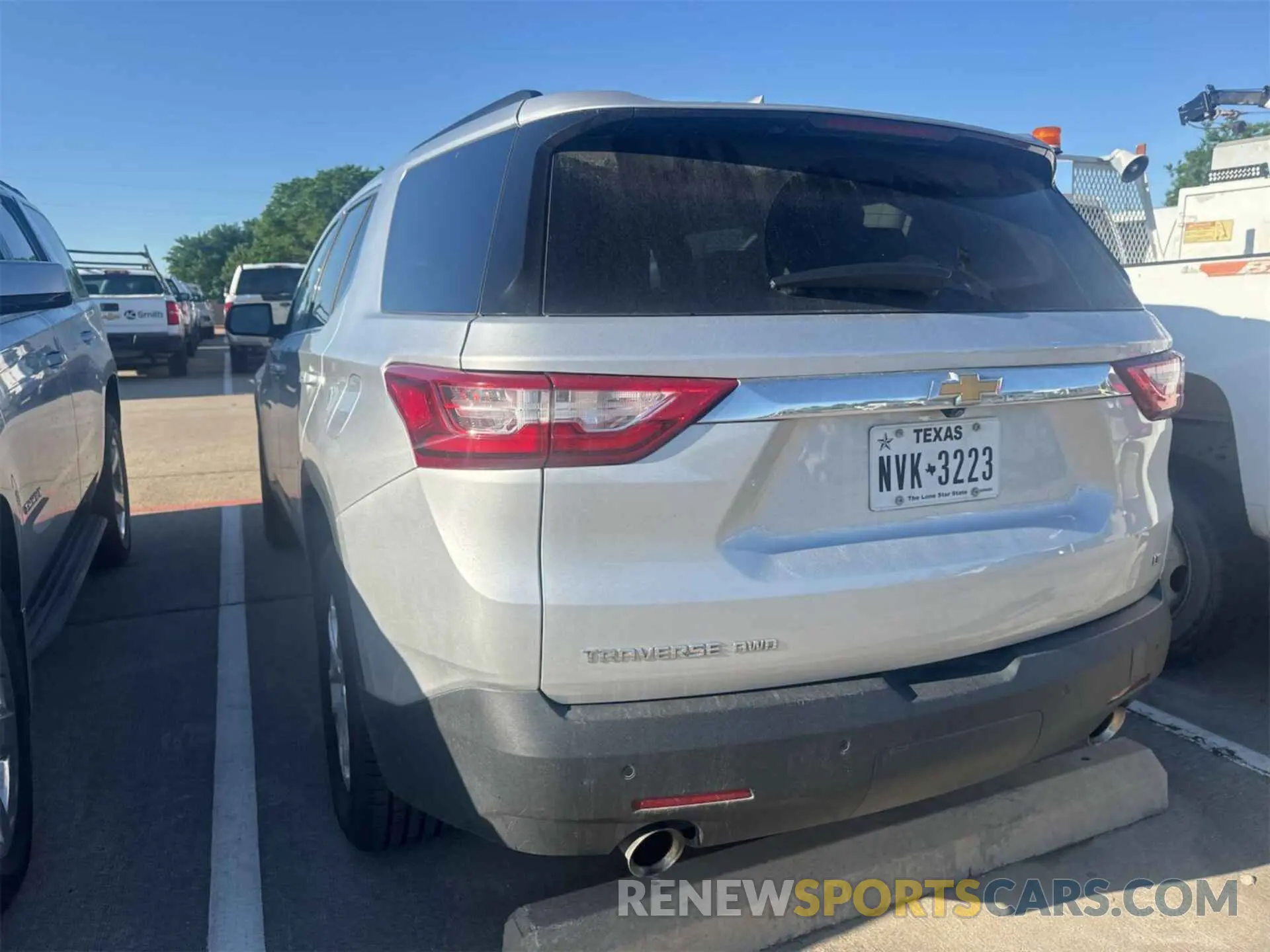 12 Photograph of a damaged car 1GNEVHKW0MJ167781 CHEVROLET TRAVERSE 2021