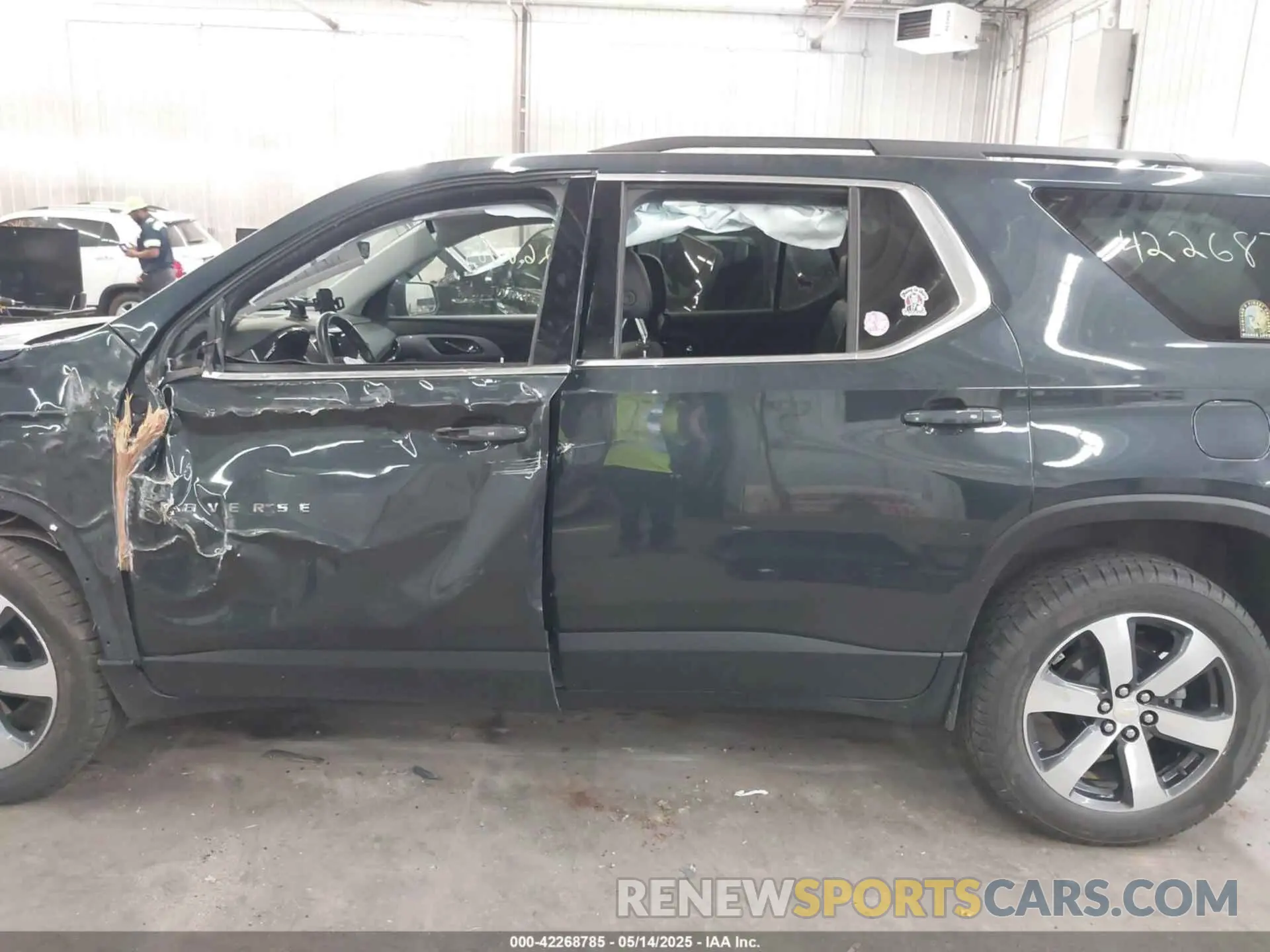 15 Photograph of a damaged car 1GNEVHKW1MJ124681 CHEVROLET TRAVERSE 2021