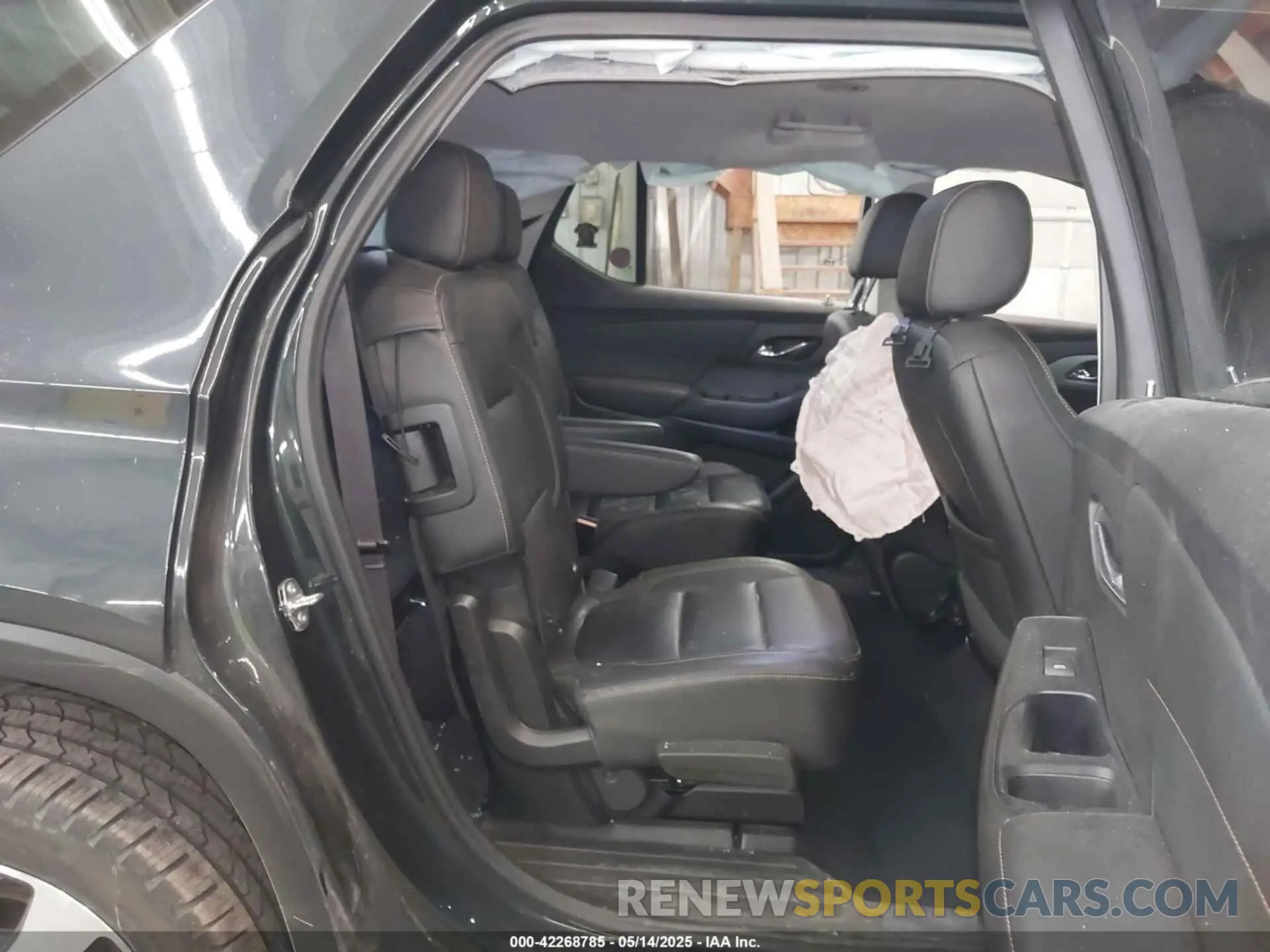 8 Photograph of a damaged car 1GNEVHKW1MJ124681 CHEVROLET TRAVERSE 2021
