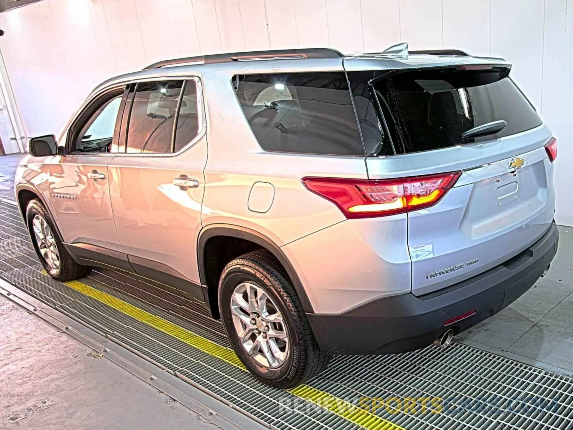 25 Photograph of a damaged car 1GNEVHKW1MJ185416 CHEVROLET TRAVERSE 2021
